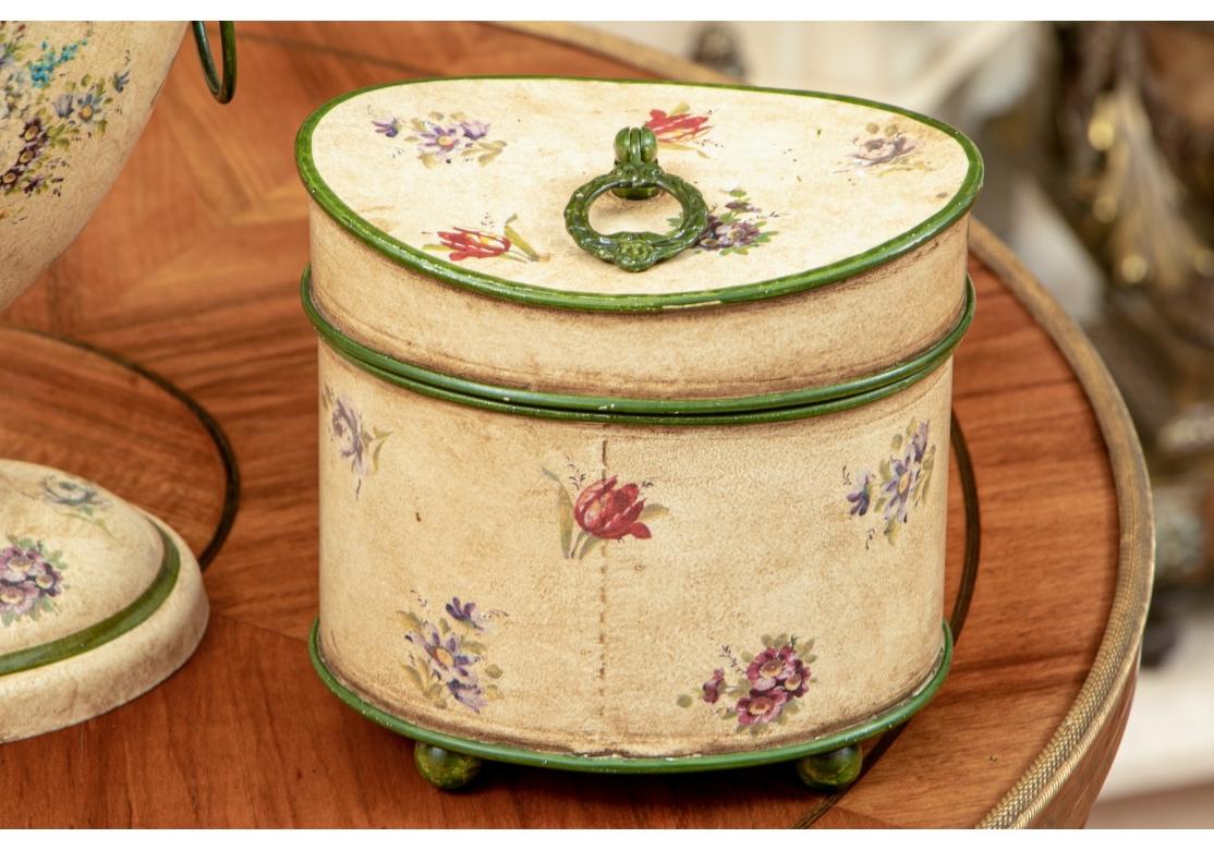Grupo de vajilla italiana compuesto por una caja articulada, una compota con tapa y pie y una caja ovalada con tapa. Las piezas son de color amarillo/crema y están decoradas con flores y adornos verdes.
Dimensiones: 
Oval - 6