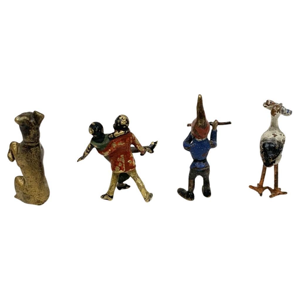 Collection de quatre figurines micro-miniatures peintes à froid comprenant un couple de danseurs, un chien mendiant, une cigogne et un gnome.
Dimensions : 

Dimensions : Gnome - le plus grand - 1 1/4