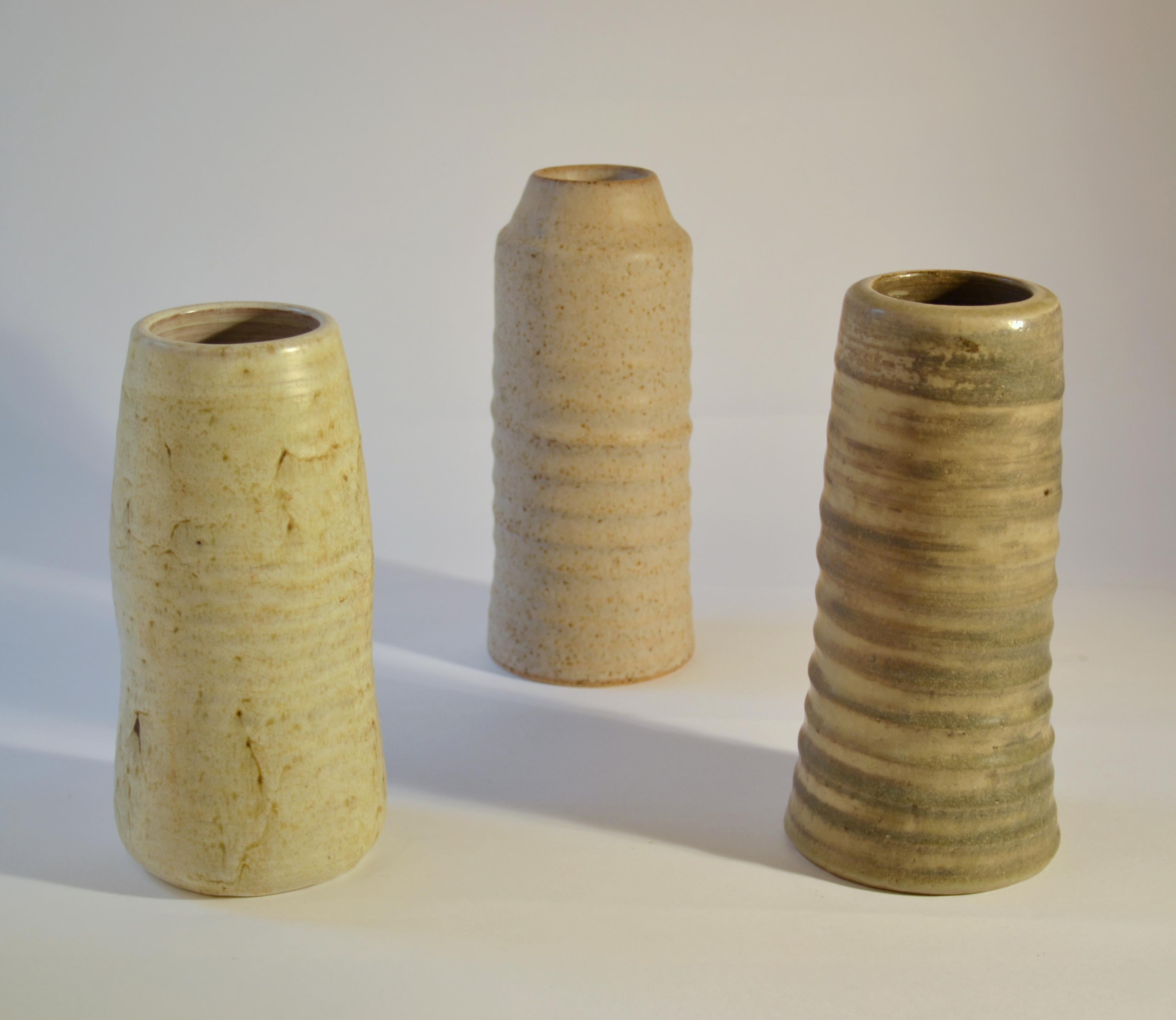 Néerlandais Groupe de vases de studio en céramique du milieu du siècle dernier aux tons blanc cassé en vente