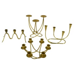 Gruppo di candelabri curvilinei in ottone della modernità di metà secolo