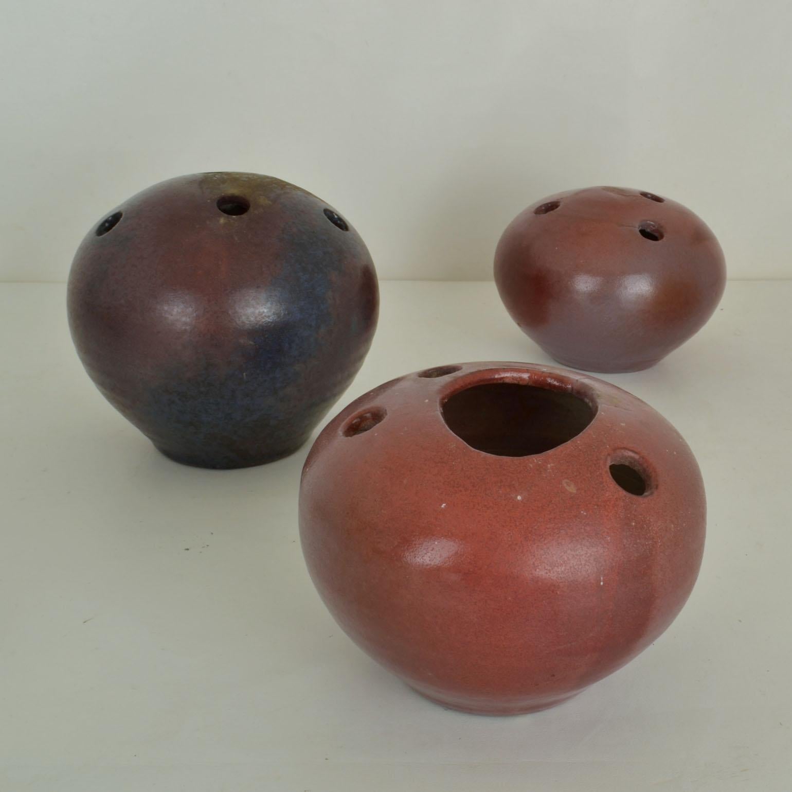Milieu du XXe siècle Groupe de vases boules en céramique organique de studio moderne du milieu du siècle dernier en vente