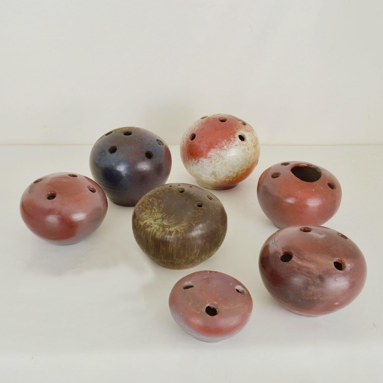 Groupe de vases boules en céramique organique de studio moderne du milieu du siècle dernier en vente 1