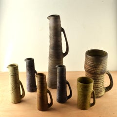 Gruppo di sei stravaganti vasi da studio in ceramica della metà del secolo scorso nei toni della terra