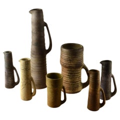 Gruppo di sei stravaganti vasi da studio in ceramica della metà del secolo scorso nei toni della terra