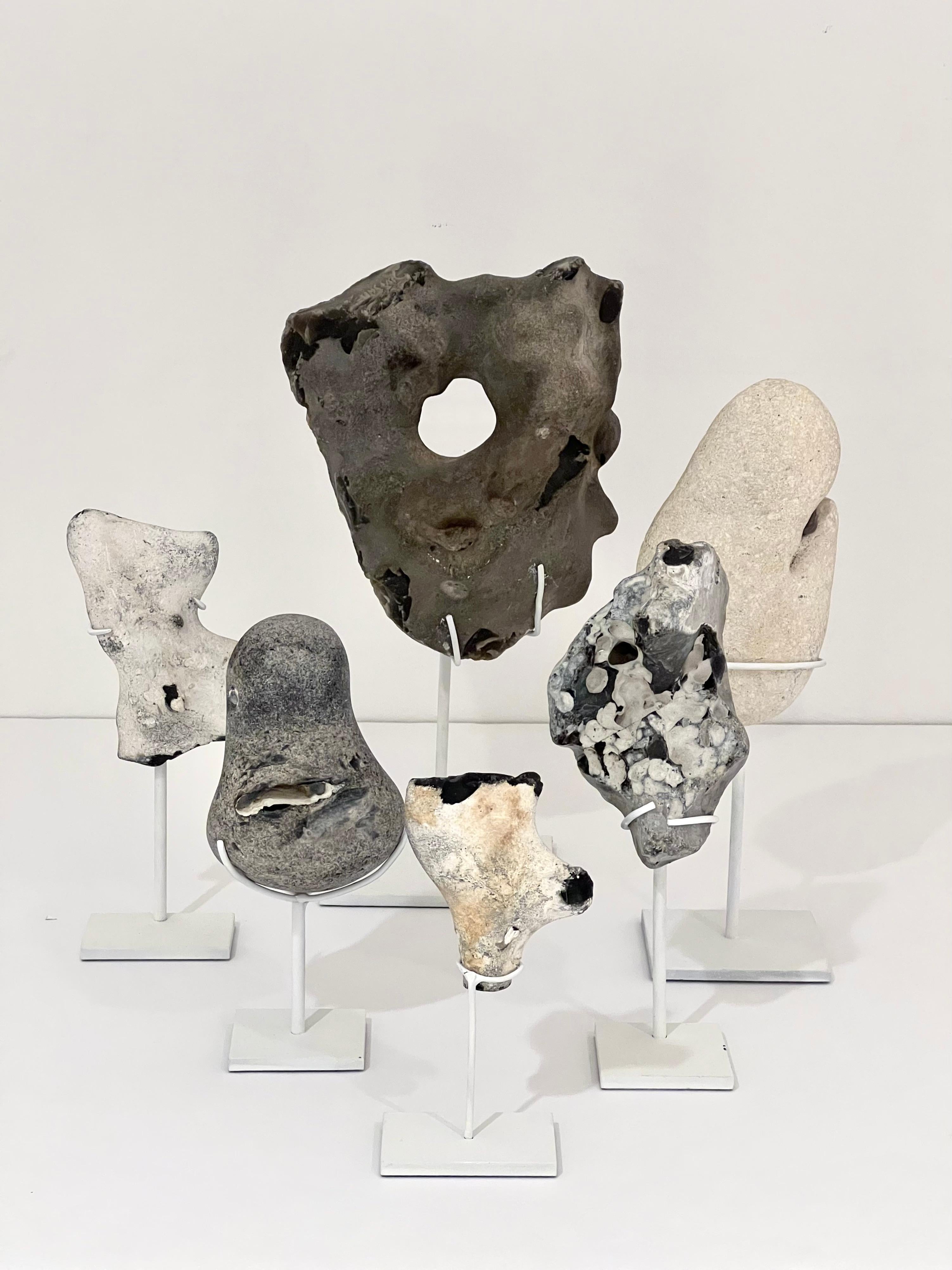 Eine reizvolle Zusammenstellung natürlicher Meeressteine aus Feuerstein und Kreide von den Küsten Dänemarks. Jeder Stein ist ein Unikat, das das Ergebnis jahrelanger Erosion und Formgebung ist. Sie werden als Satz von 6 Steinen auf Metallfassungen