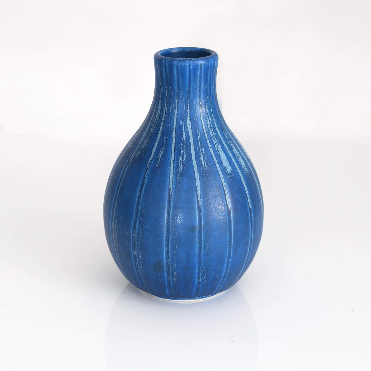 Group of Scandinavian Modern vases in blue glaze by Bo Fajans, Sweden 1940's For Sale 7