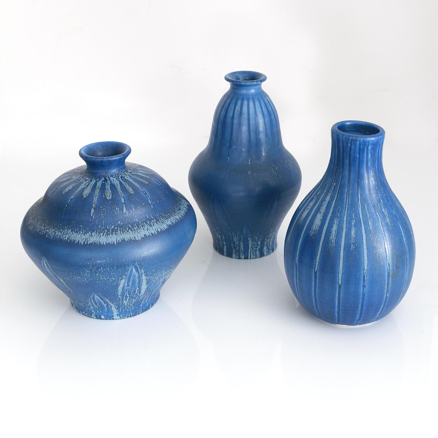 Eva Jancke-Bjrk entwarf von 1925 bis 1956 für Bo Fajans in den goldenen Jahren des Unternehmens. Diese Vase ist ein schönes Beispiel für ihr Formdesign und wiederum eine hervorragende Glasurwahl. Diese Vase wurde in den frühen 1940er Jahren