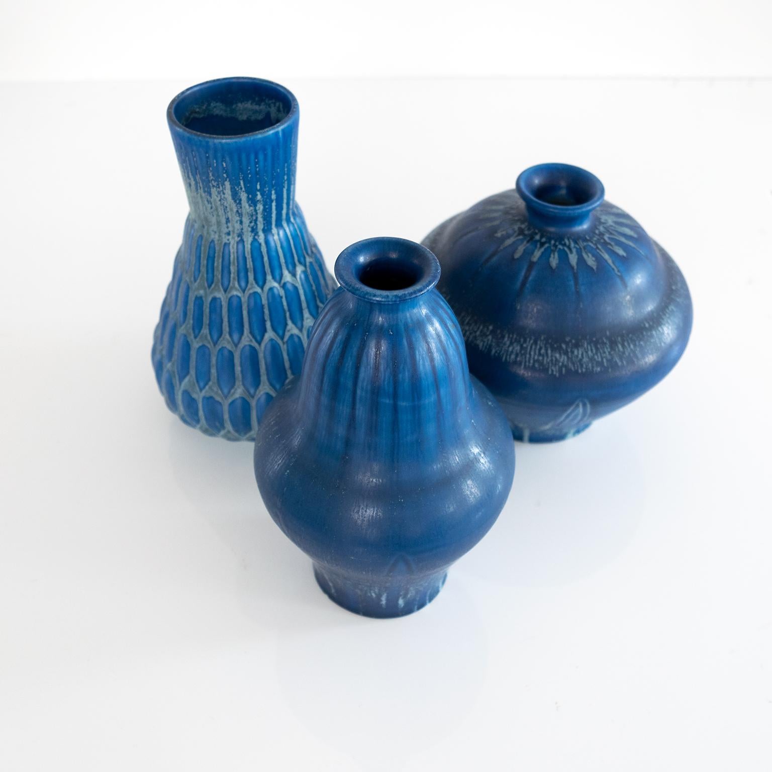 Group of Scandinavian Modern vases in blue glaze by Bo Fajans, Sweden 1940's In Good Condition For Sale In New York, NY