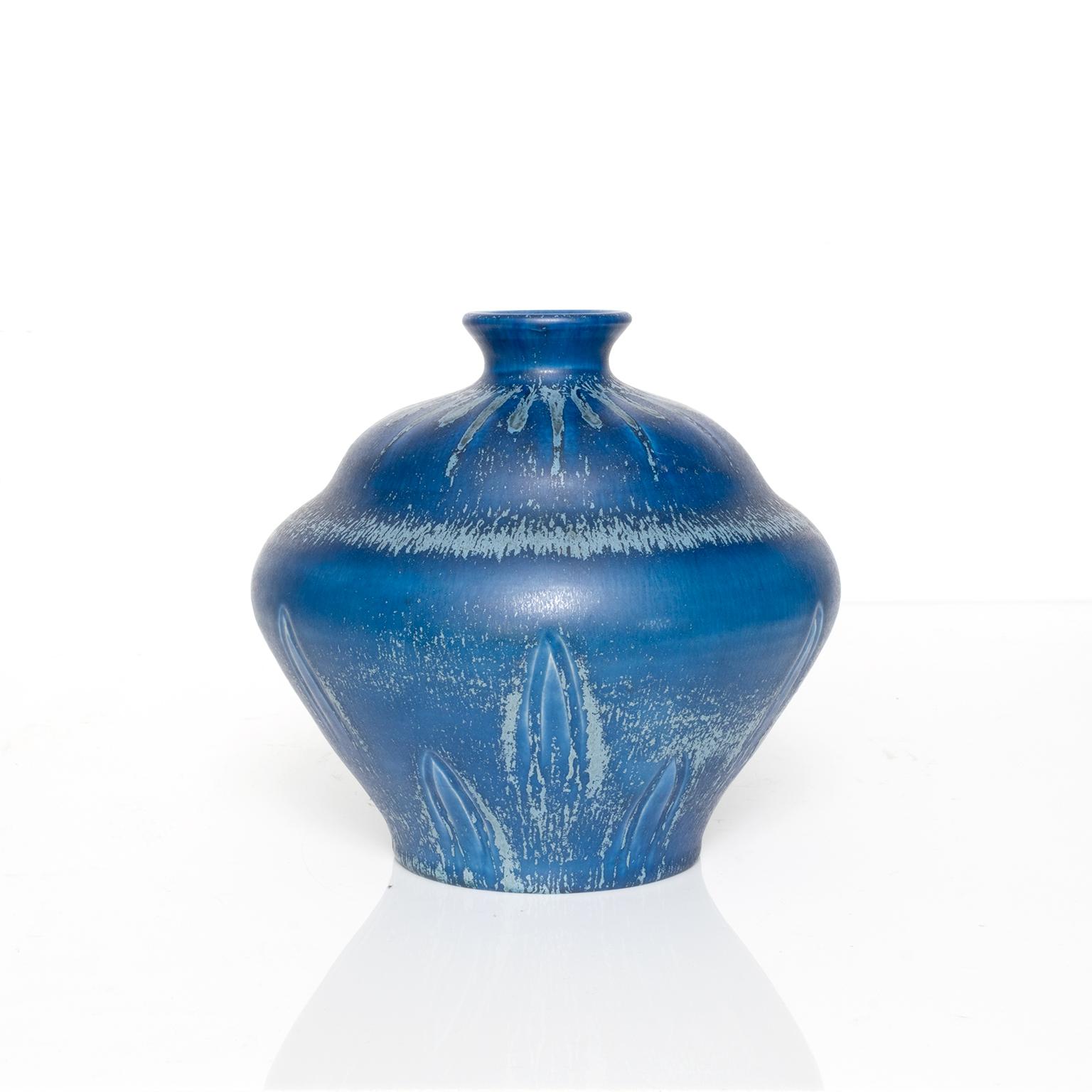 Group of Scandinavian Modern vases in blue glaze by Bo Fajans, Sweden 1940's For Sale 2