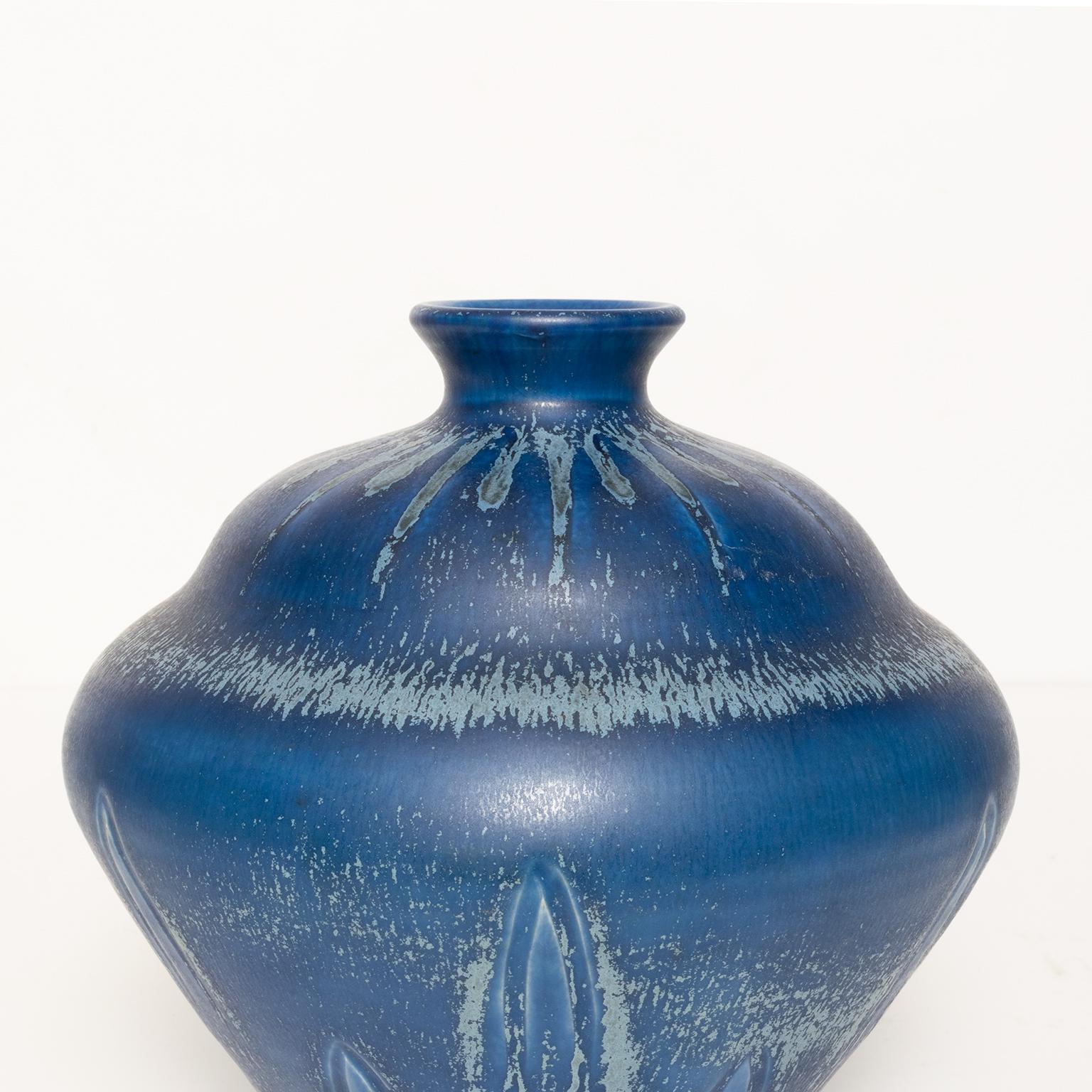 Group of Scandinavian Modern vases in blue glaze by Bo Fajans, Sweden 1940's For Sale 3