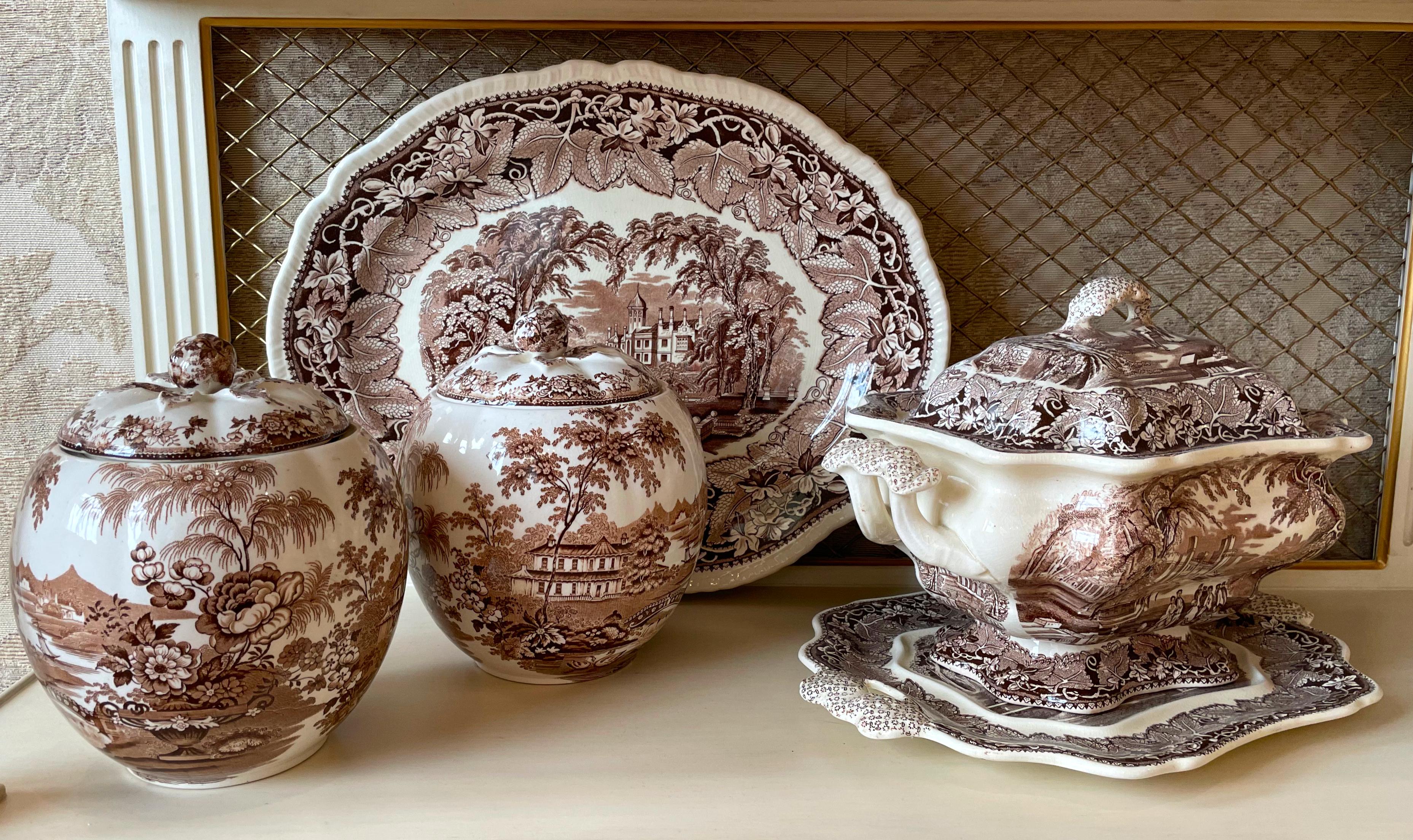 
Groupe de sept articles de table imprimés par transfert dans le Staffordshire
19ème siècle. Décorée dans les tons de brun, comprenant une soupière avec un sous-plat, un plat, une cafetière, une théière, et une paire d'urnes couvertes.
Hauteur de la