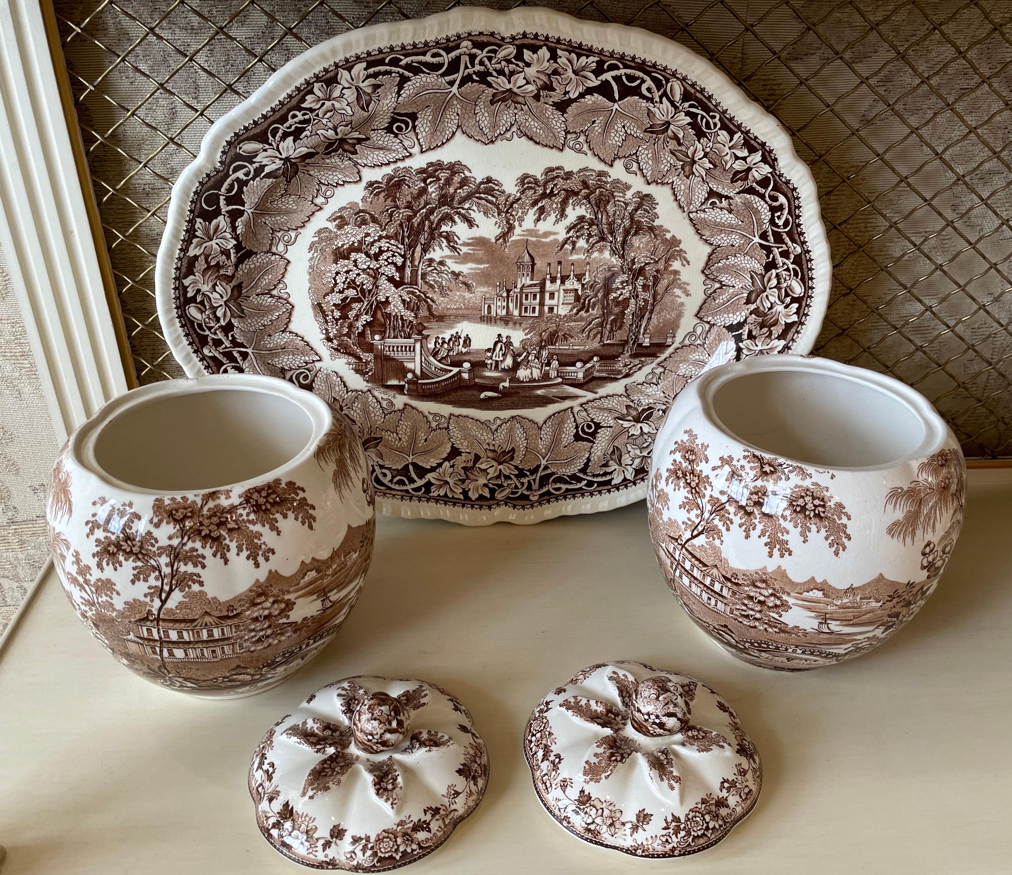Groupe de sept articles de table imprimés par transfert dans le Staffordshire Bon état - En vente à West Palm Beach, FL