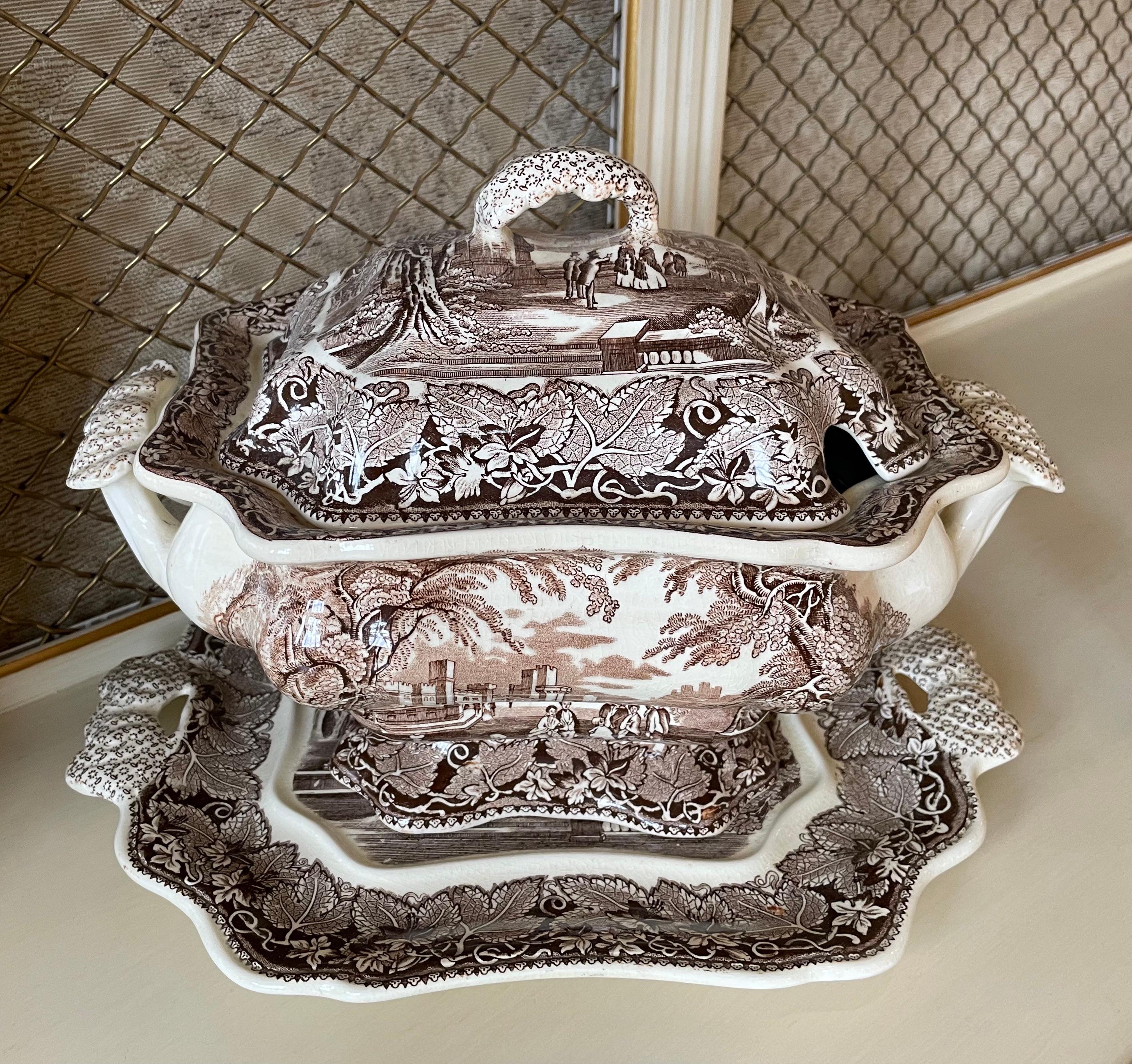 Céramique Groupe de sept articles de table imprimés par transfert dans le Staffordshire en vente