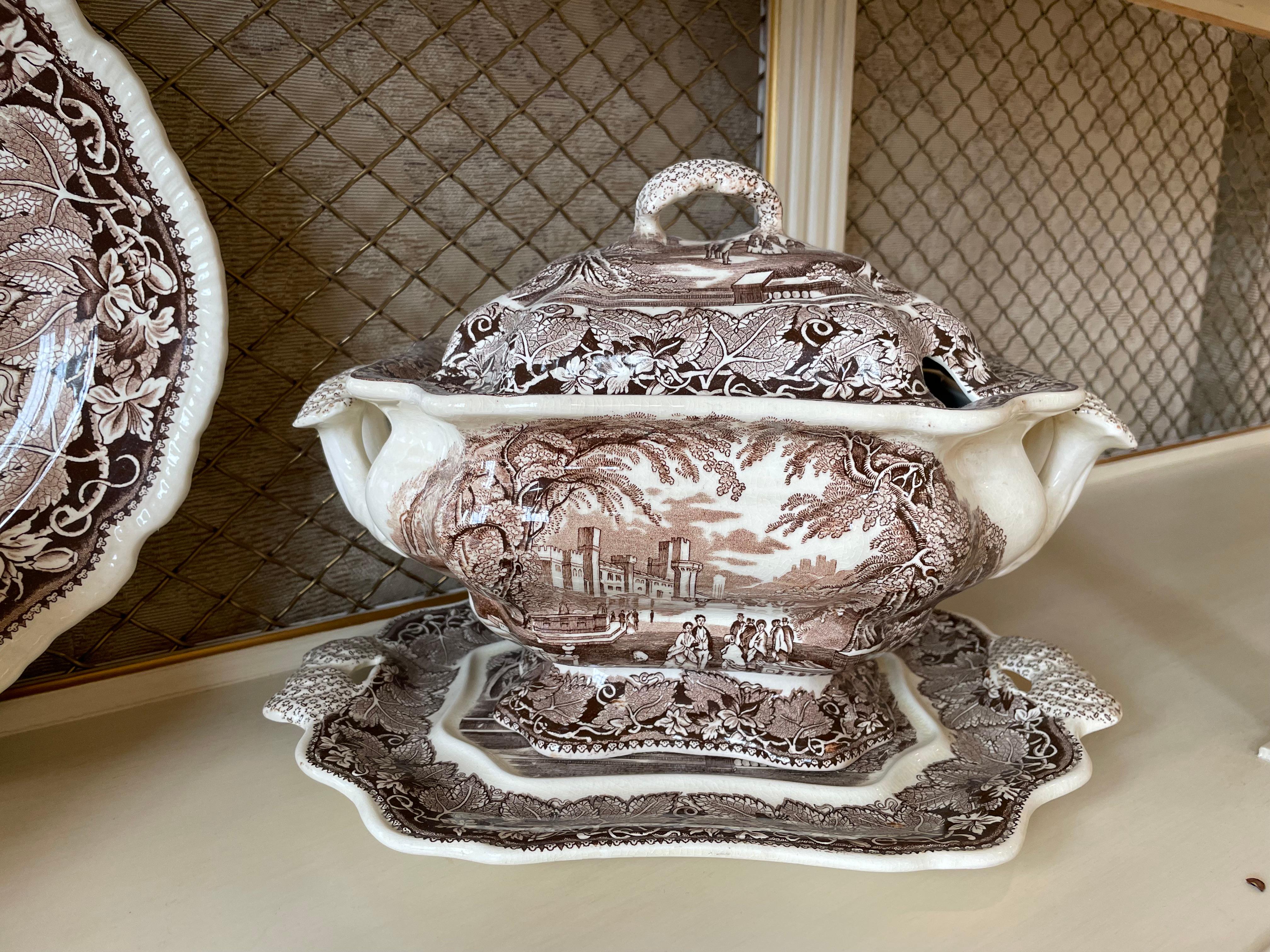 Groupe de sept articles de table imprimés par transfert dans le Staffordshire en vente 1
