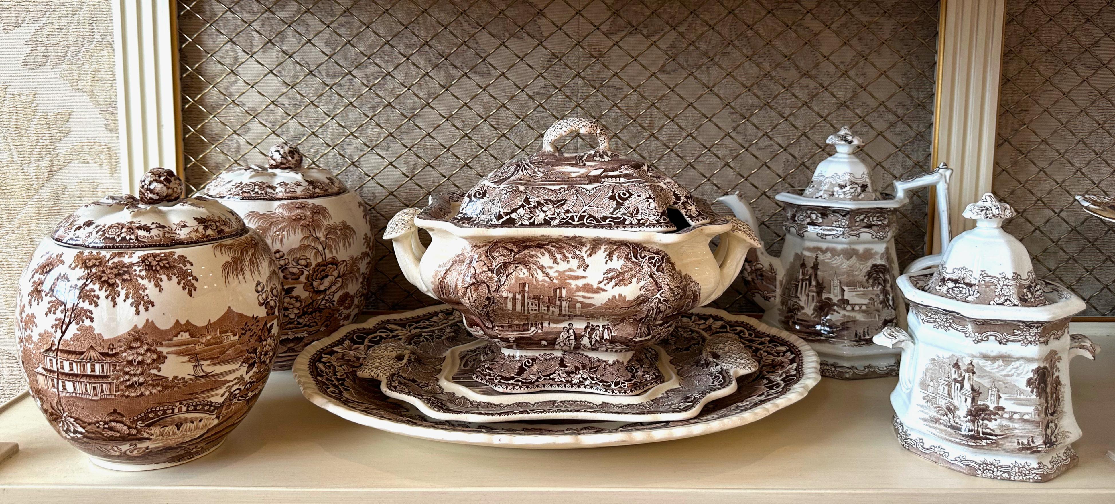 Groupe de sept articles de table imprimés par transfert dans le Staffordshire en vente 3