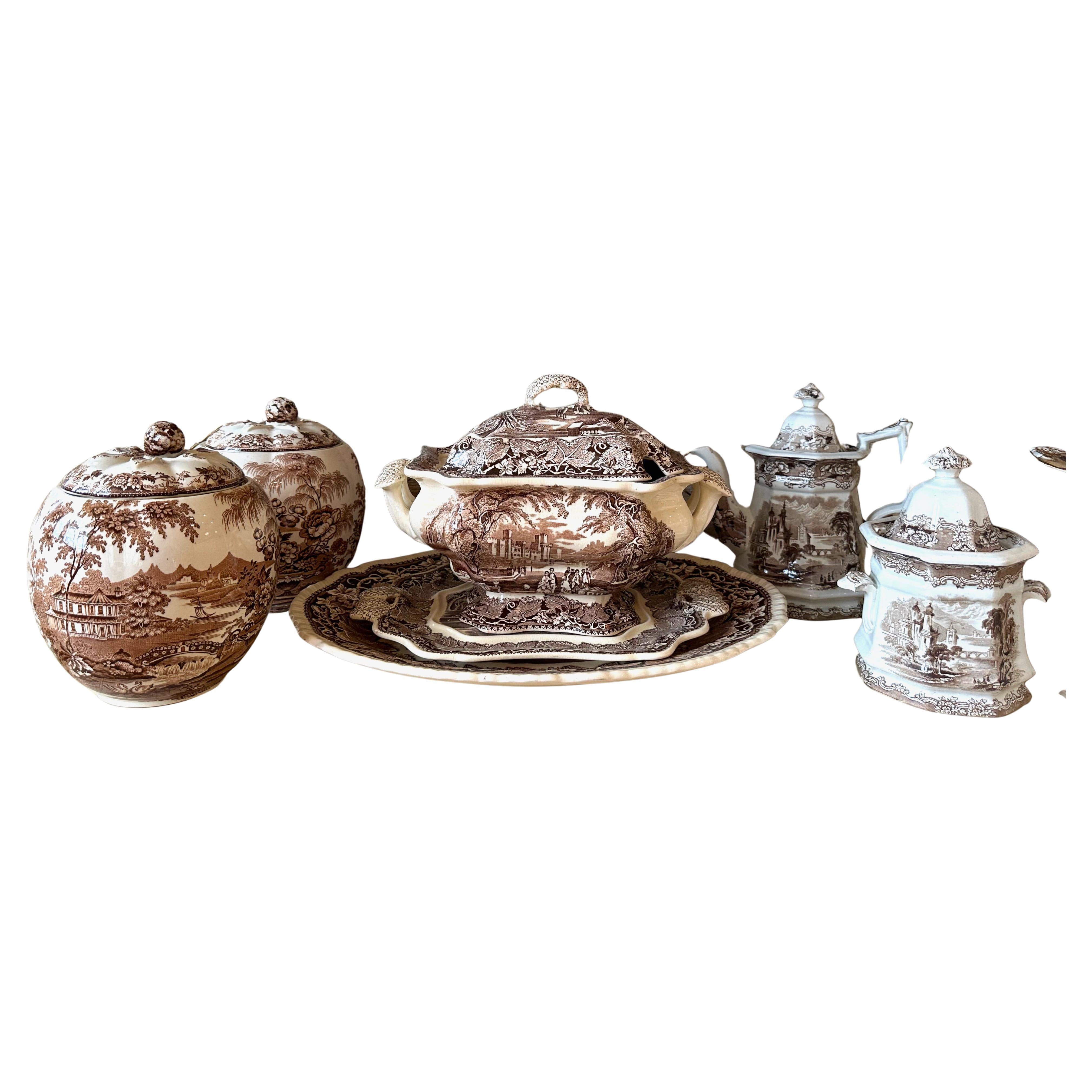 Groupe de sept articles de table imprimés par transfert dans le Staffordshire en vente