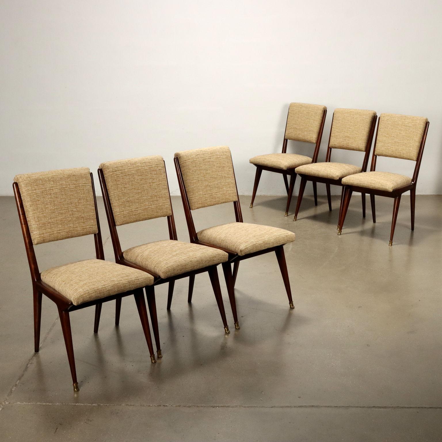 Ensemble de six chaises avec rembourrage en mousse, revêtement renouvelé et structure en bois de hêtre teinté et embouts en laiton. Restauré.