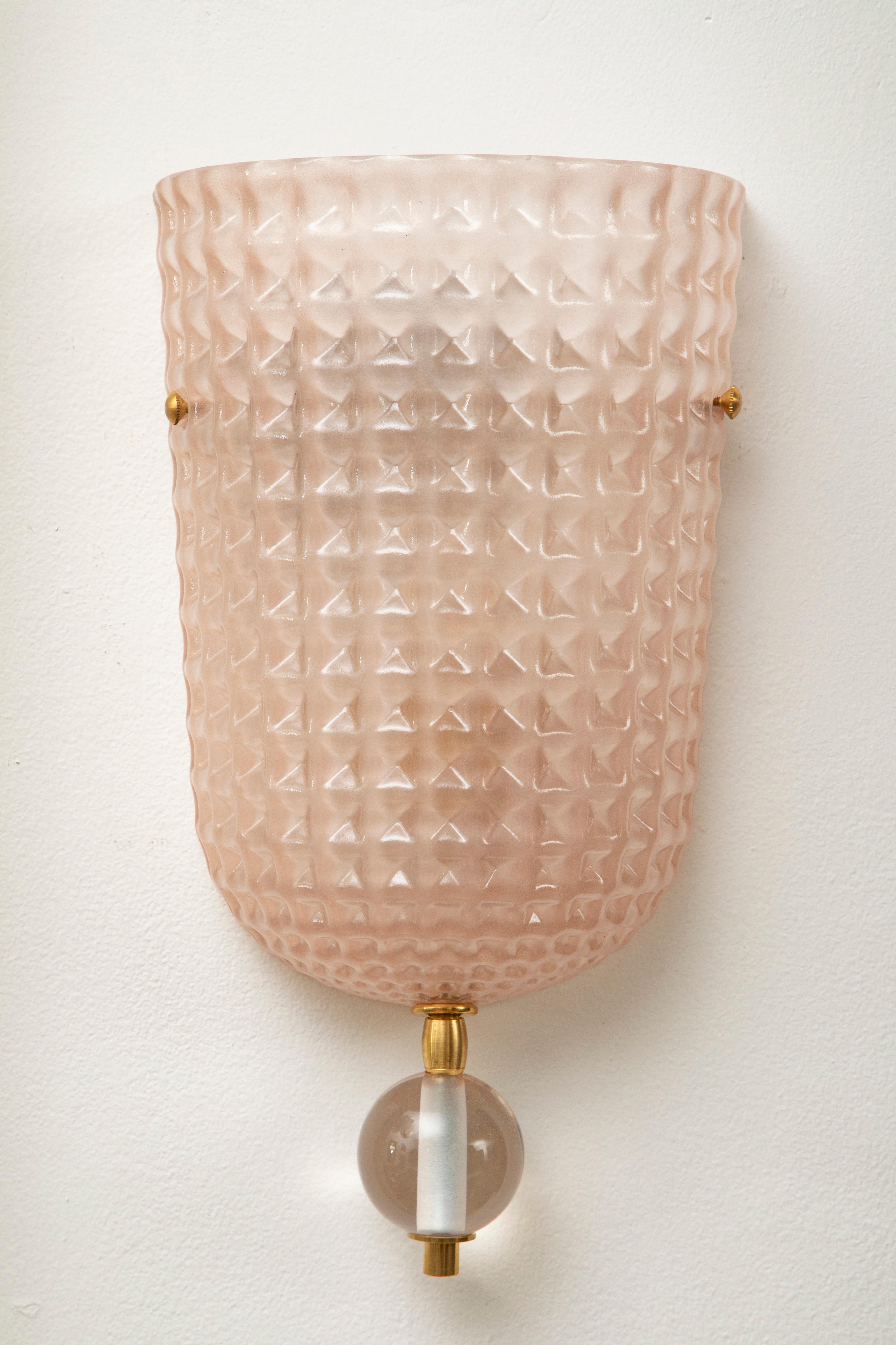 Gruppe von sechs rosafarbenen Murano-Glas-Wandleuchtern im Art-Déco-Stil,
 auf Lager, in unserem Geschäft in Miami bereit zum Versand.
Rosa Glaskugel und Messingbeschläge.
Rosa strukturiertes Murano-Glas,
Verdrahtet nach dem amerikanischen