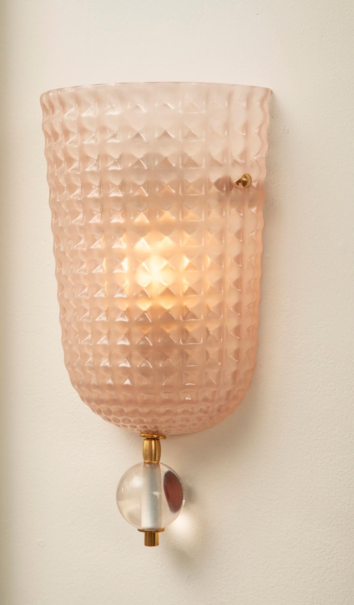 Gruppe von sechs Art Deco Stil Rosa Murano Glas Demi-Lune Wall Lights, auf Lager (Messing)
