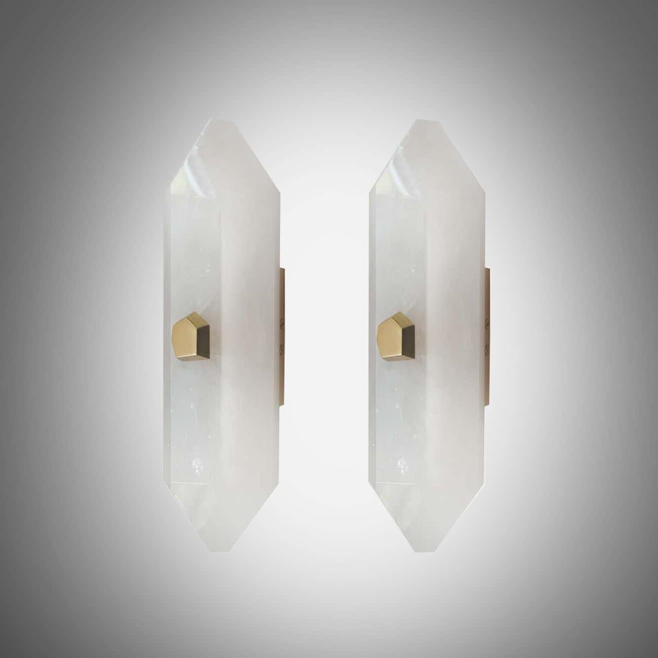 Groupe de six appliques en cristal de roche finement sculpté en forme de diamant avec des montures en laiton poli. Chaque applique murale est équipée de deux douilles, 60 watts maximum par douille, 120 watts au total. Créé par Phoenix Gallery
