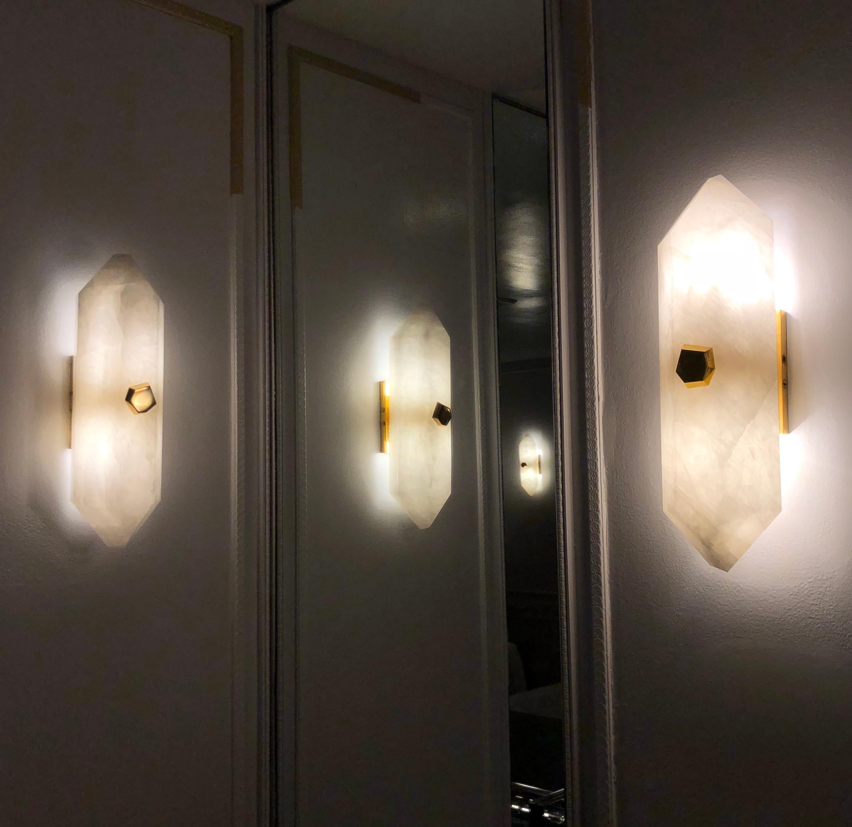 XXIe siècle et contemporain Groupe de six appliques en cristal de roche en forme de diamant par Phoenix en vente