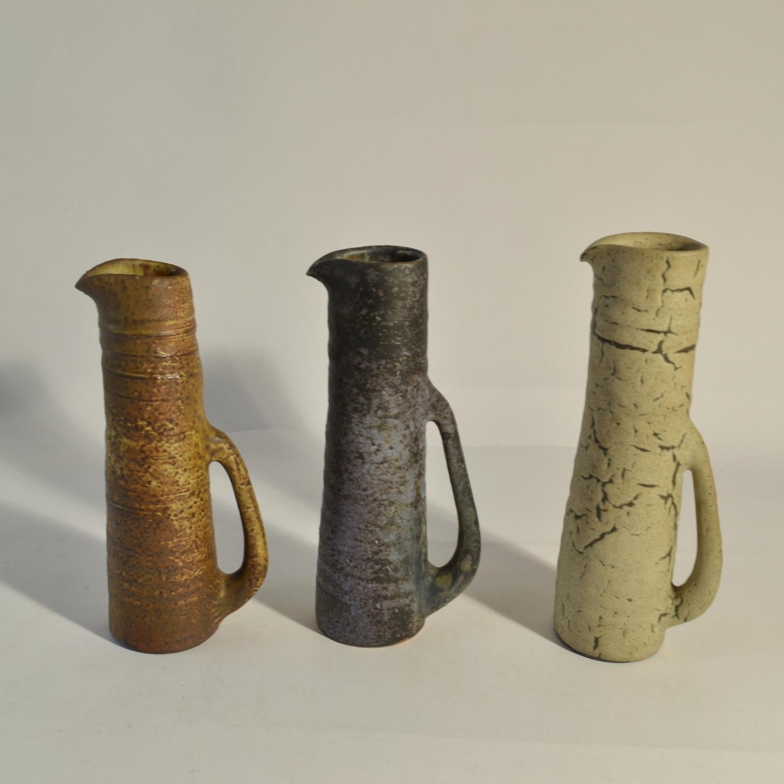 Mid-Century Modern Groupe de six vases fantaisistes de studio en céramique de l'époque médiévale dans des tons terreux