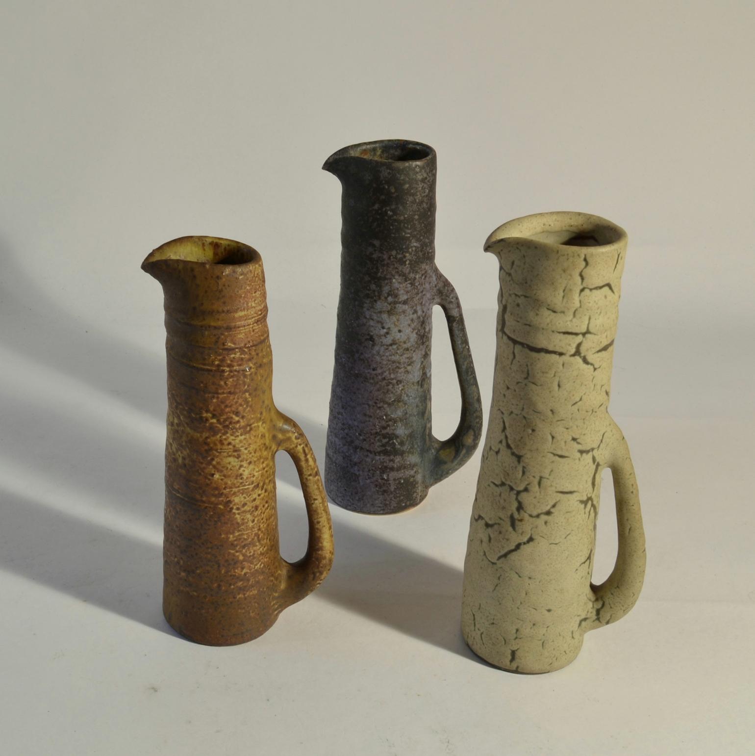 Néerlandais Groupe de six vases fantaisistes de studio en céramique de l'époque médiévale dans des tons terreux