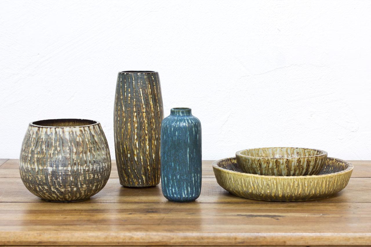 Group of vases, bowl and tray from the “Rubus” serie, designed by Gunnar Nylund.
Manufactured by Rörstrand in Sweden during the 1950s. 
Stoneware ceramics with mottled matte glaze and nubby surface.