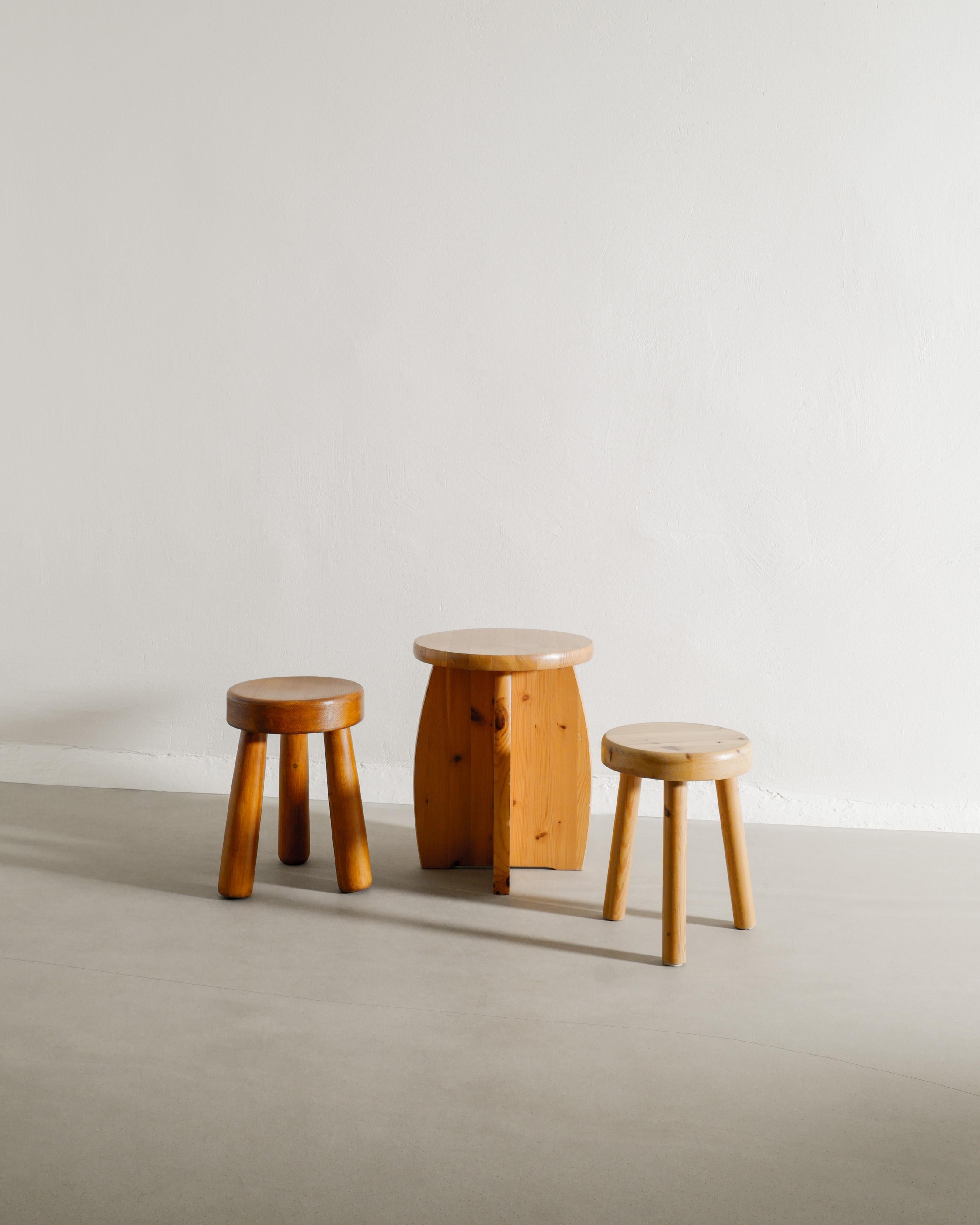 Rare ensemble de trois tabourets suédois en bois de pin du milieu du siècle, produits en Suède dans les années 1960. En bon état d'origine. 

Dimensions : H : 43-33 cm / 16.90