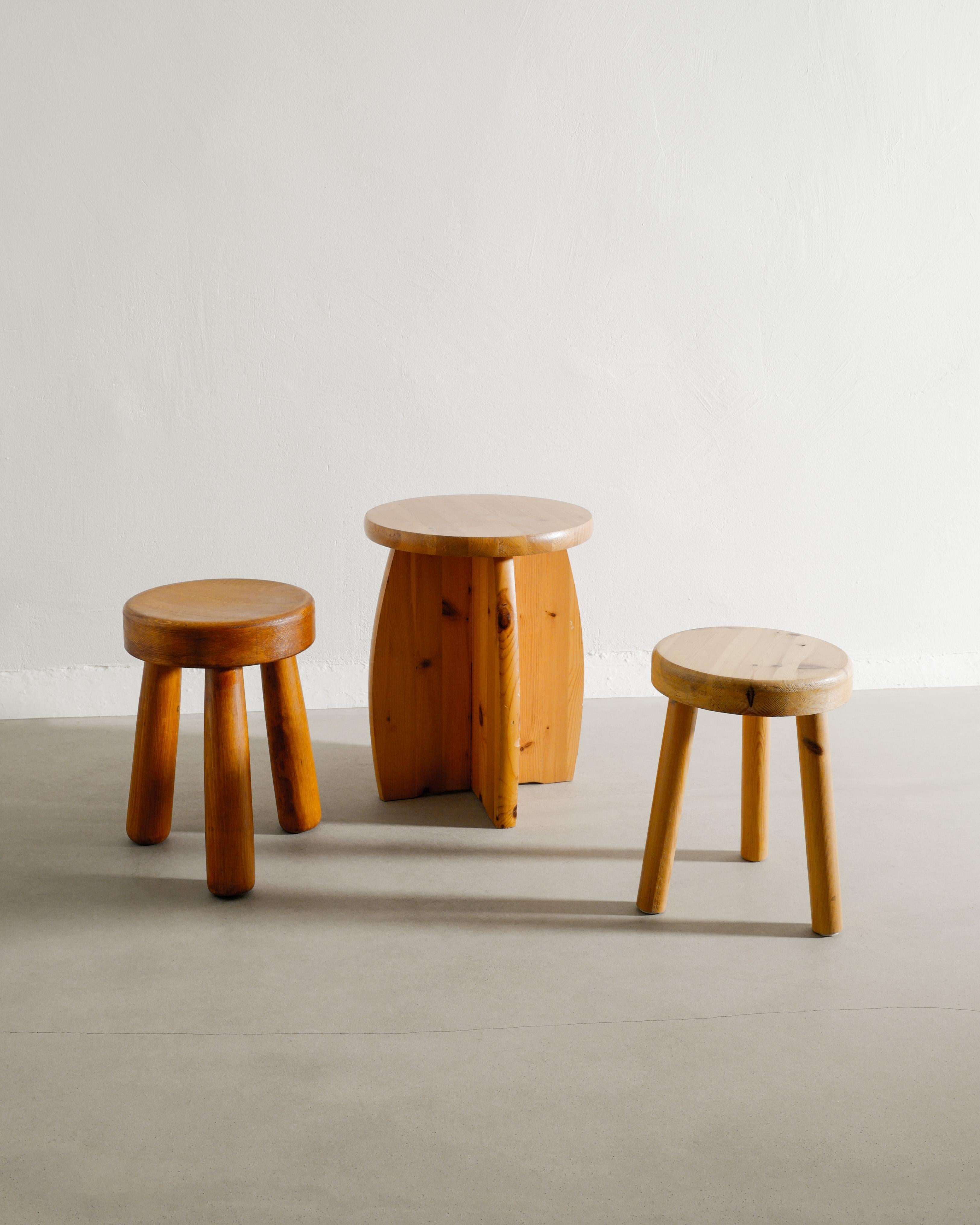 Scandinave moderne Groupe de tabourets tripodes suédois du milieu du siècle dernier en pin bois, années 1960 en vente