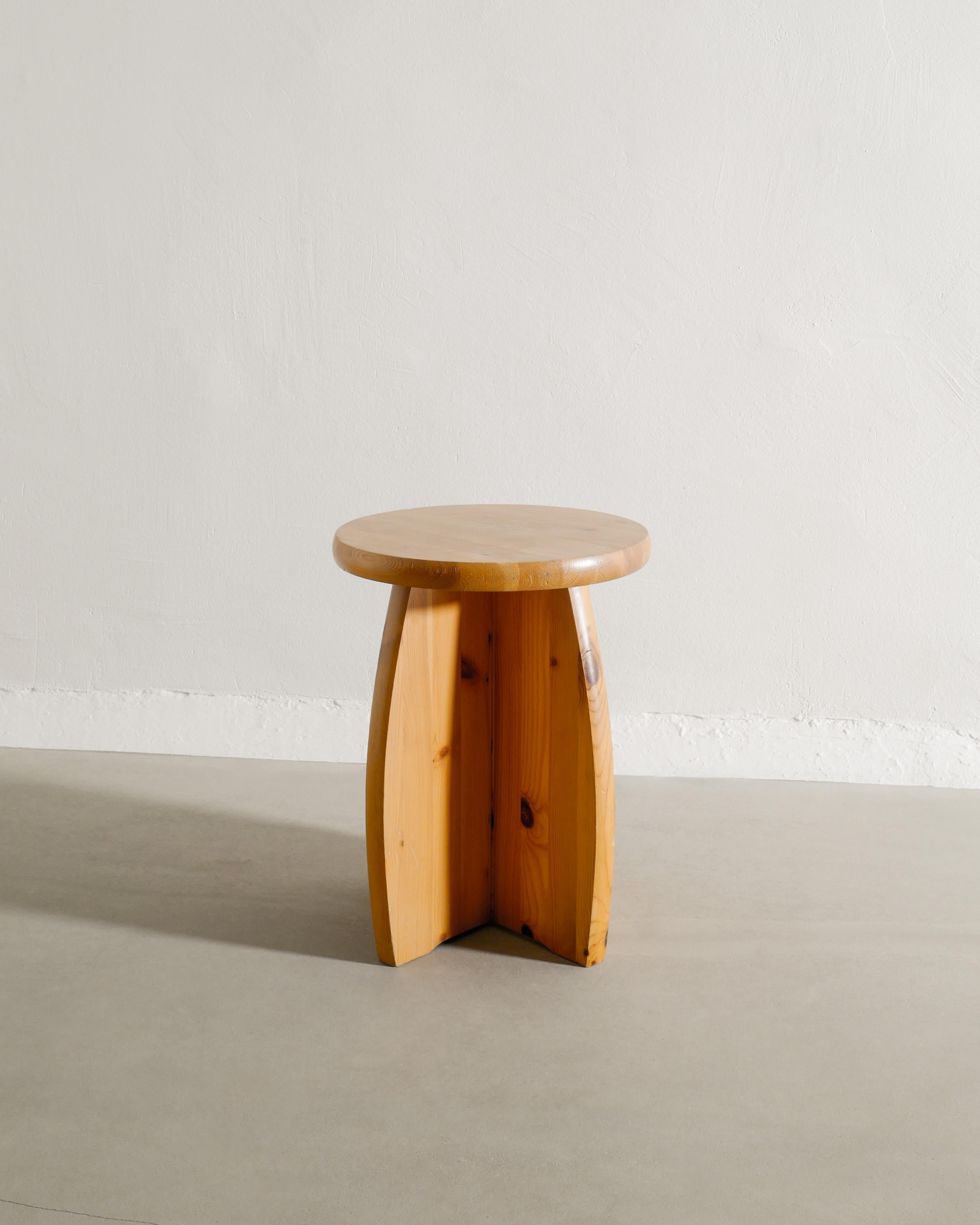 Suédois Groupe de tabourets tripodes suédois du milieu du siècle dernier en pin bois, années 1960 en vente