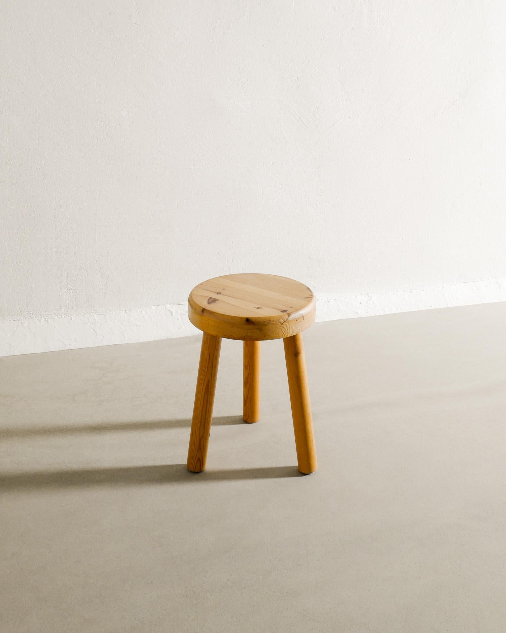 Groupe de tabourets tripodes suédois du milieu du siècle dernier en pin bois, années 1960 en vente 1