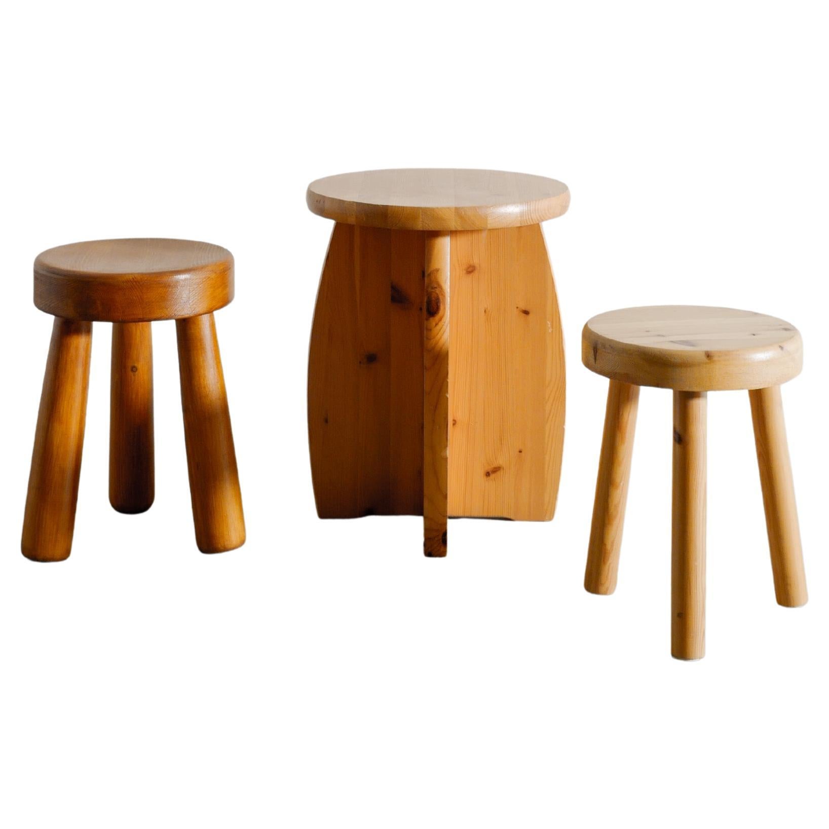 Groupe de tabourets tripodes suédois du milieu du siècle dernier en pin bois, années 1960 en vente