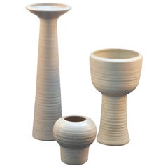 Gruppo di vasi scultorei alti Studio Pottery Chalk White