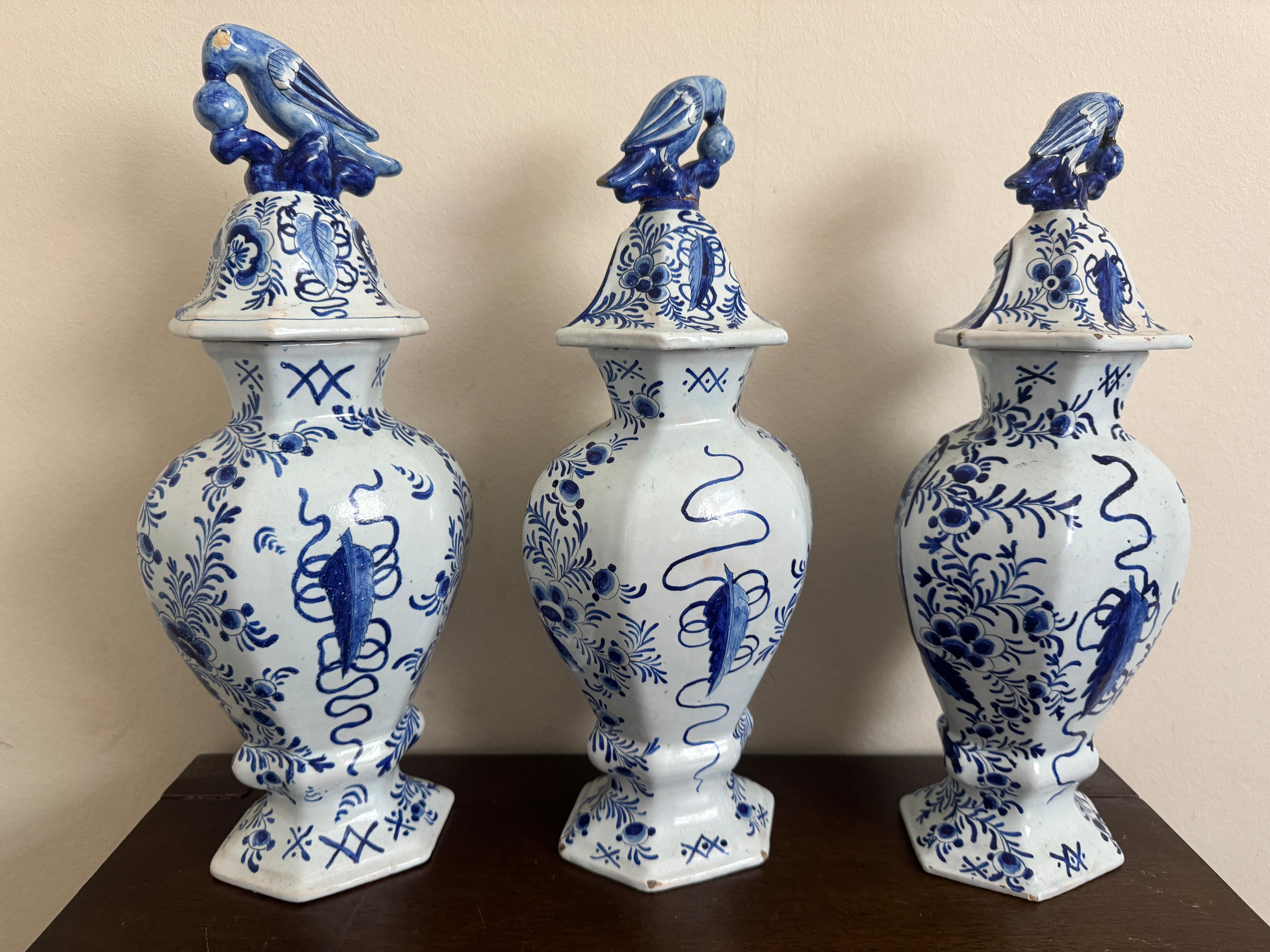 Group of Three 18th Century Delft Jars And Lids In Fair Condition For Sale In Basildon, GB