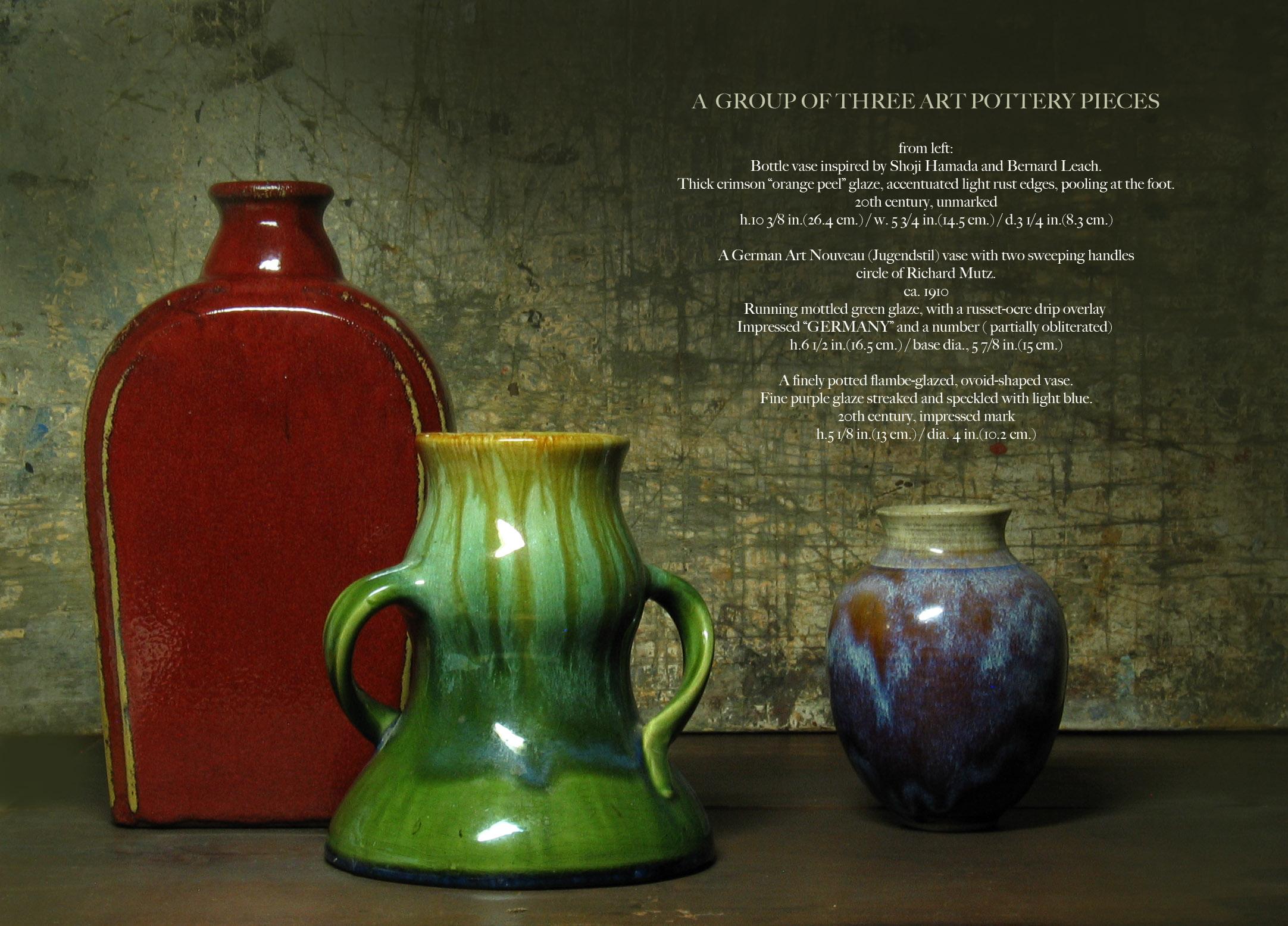 Eine Gruppe von drei Kunstkeramikstücken des 20,
Von links: Flaschenvase, inspiriert von Shoji Hamada und Bernard Leach. Dicke karminrote 