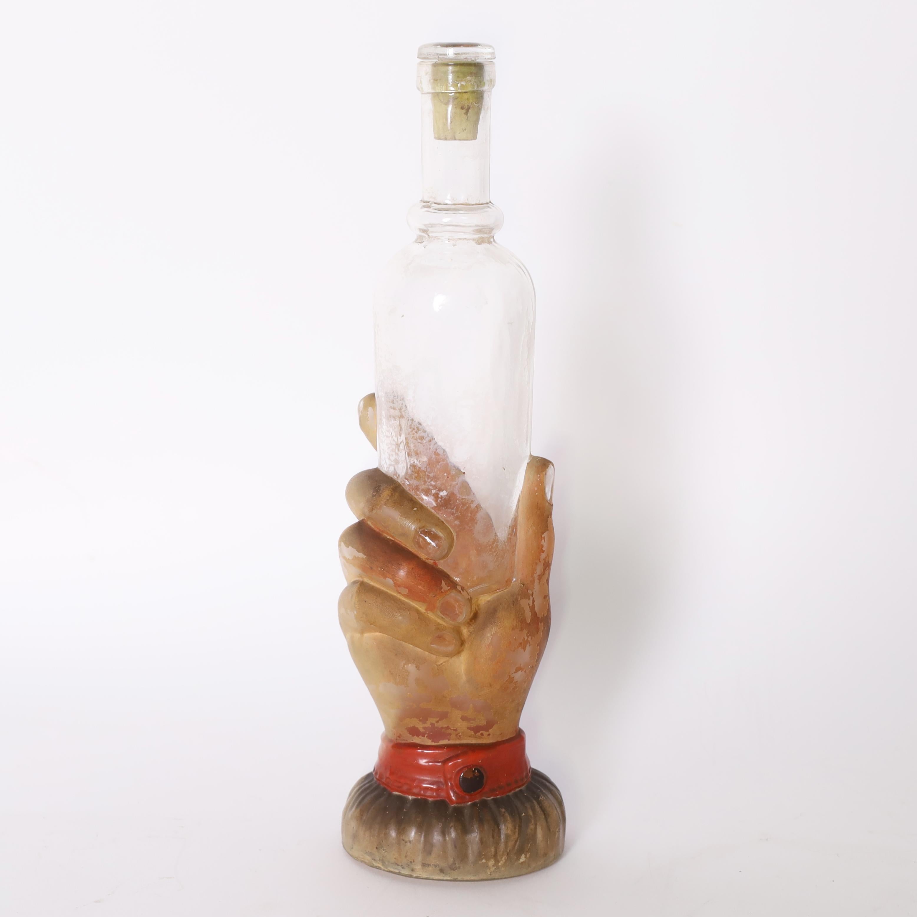 Due bottiglie di vetro Antique French pressate in forme di mani stravaganti, a sinistra decorate con vernice, al centro con un pugnale e a destra con una pistola. Prezzo individuale.

Da sinistra a destra:

7211A H: 11,5 L: 3,5 P: 3 $1.650,00