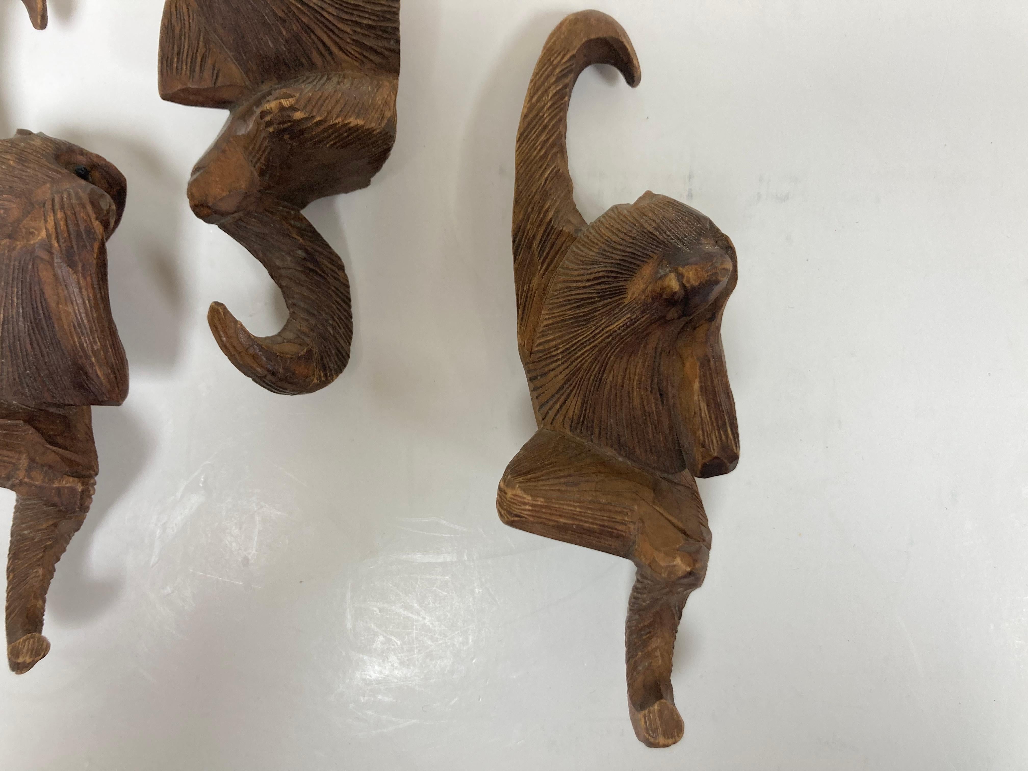 A  gruppo di tre scimmie in legno dell'inizio del XX secolo, ben realizzate, nelle classiche pose di See No Evil, Speak No Evil e Hear No Evil. Usurata e morbida nella mano, ogni figura presenta incisioni meticolosamente intagliate che rappresentano