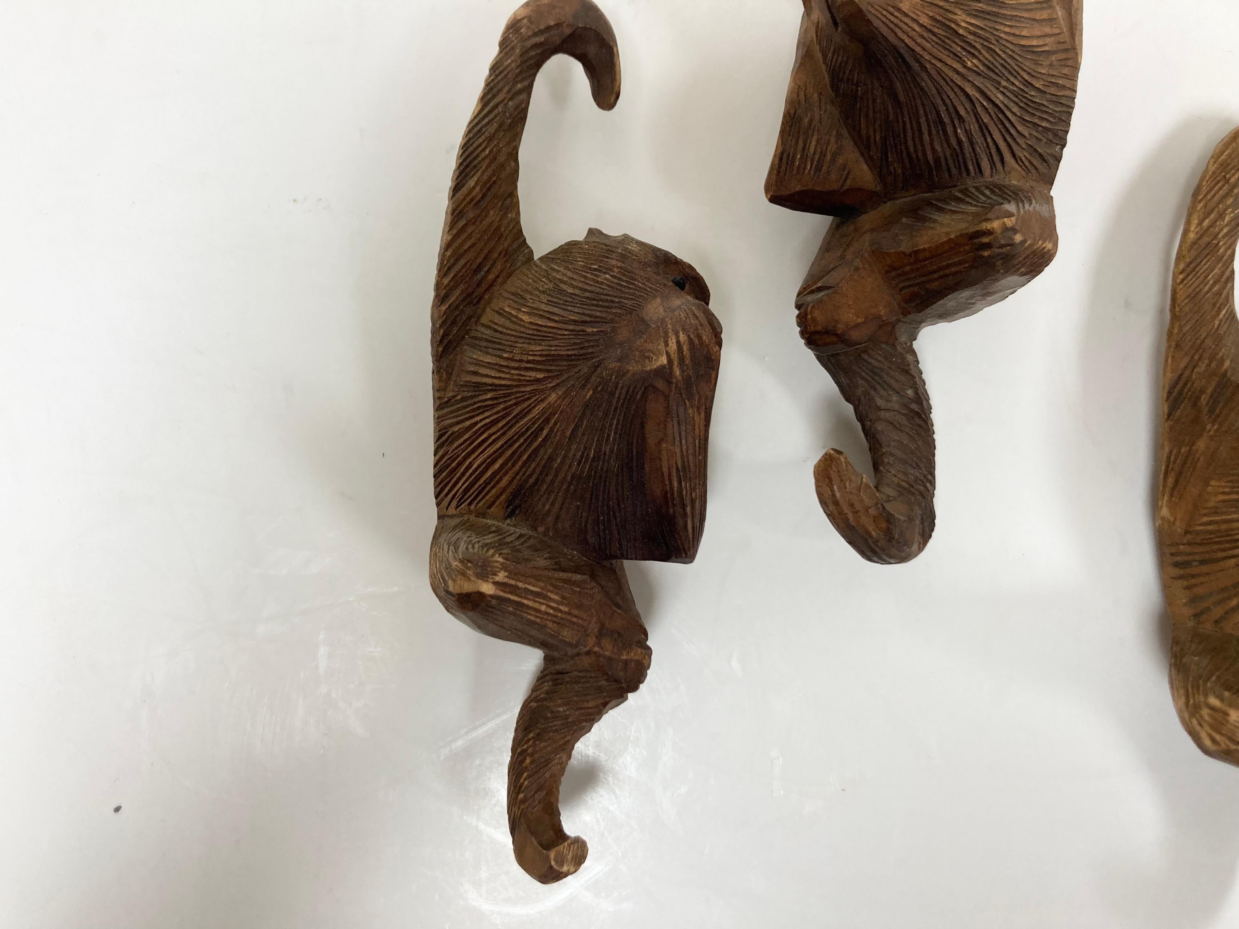 Meiji Gruppo di tre antiche figure di scimmie giapponesi intagliate a mano in vendita