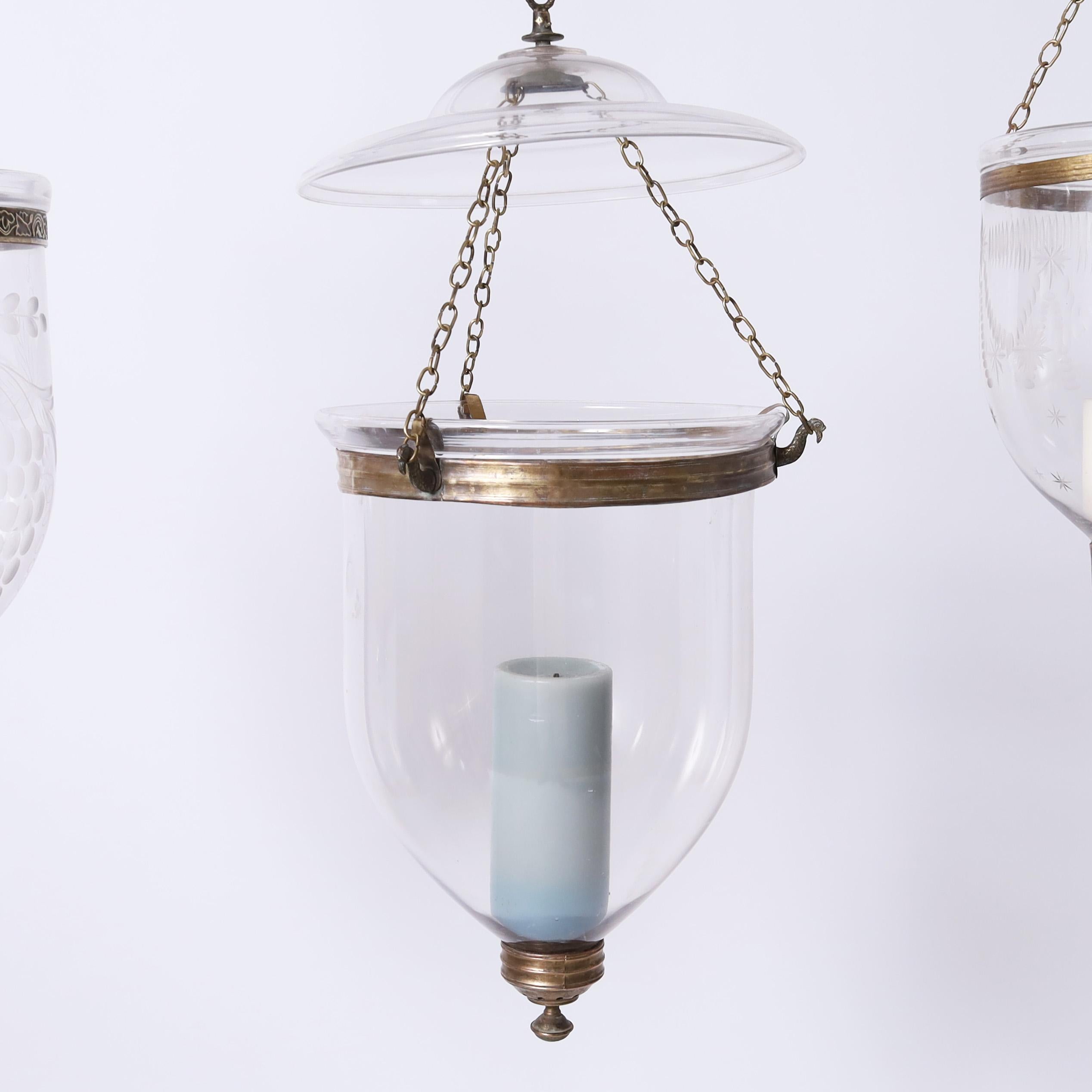 Fait main Groupe de trois appliques anciennes à cloche fumée, vendues individuellement en vente