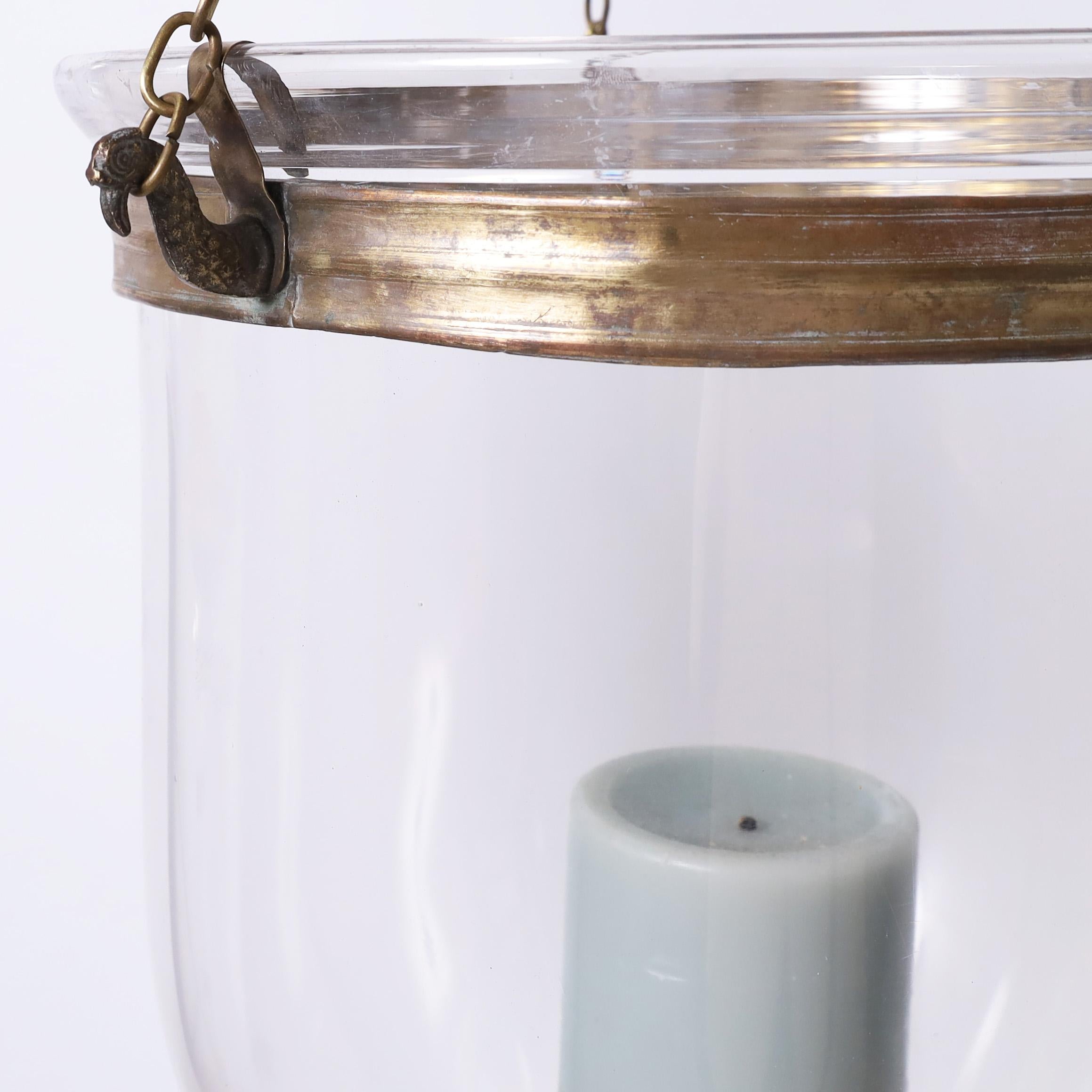 20ième siècle Groupe de trois appliques anciennes à cloche fumée, vendues individuellement en vente