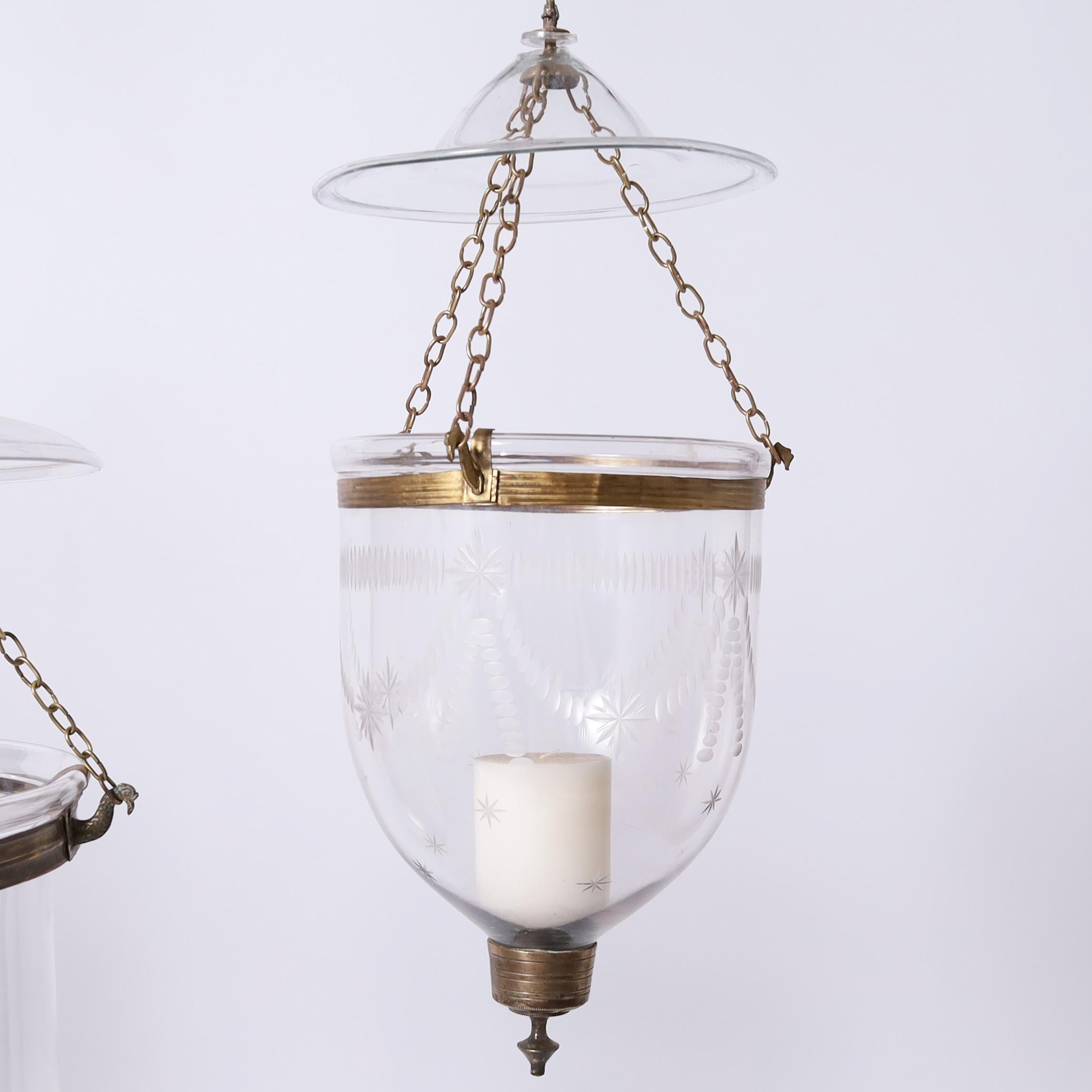 Verre brun Groupe de trois appliques anciennes à cloche fumée, vendues individuellement en vente