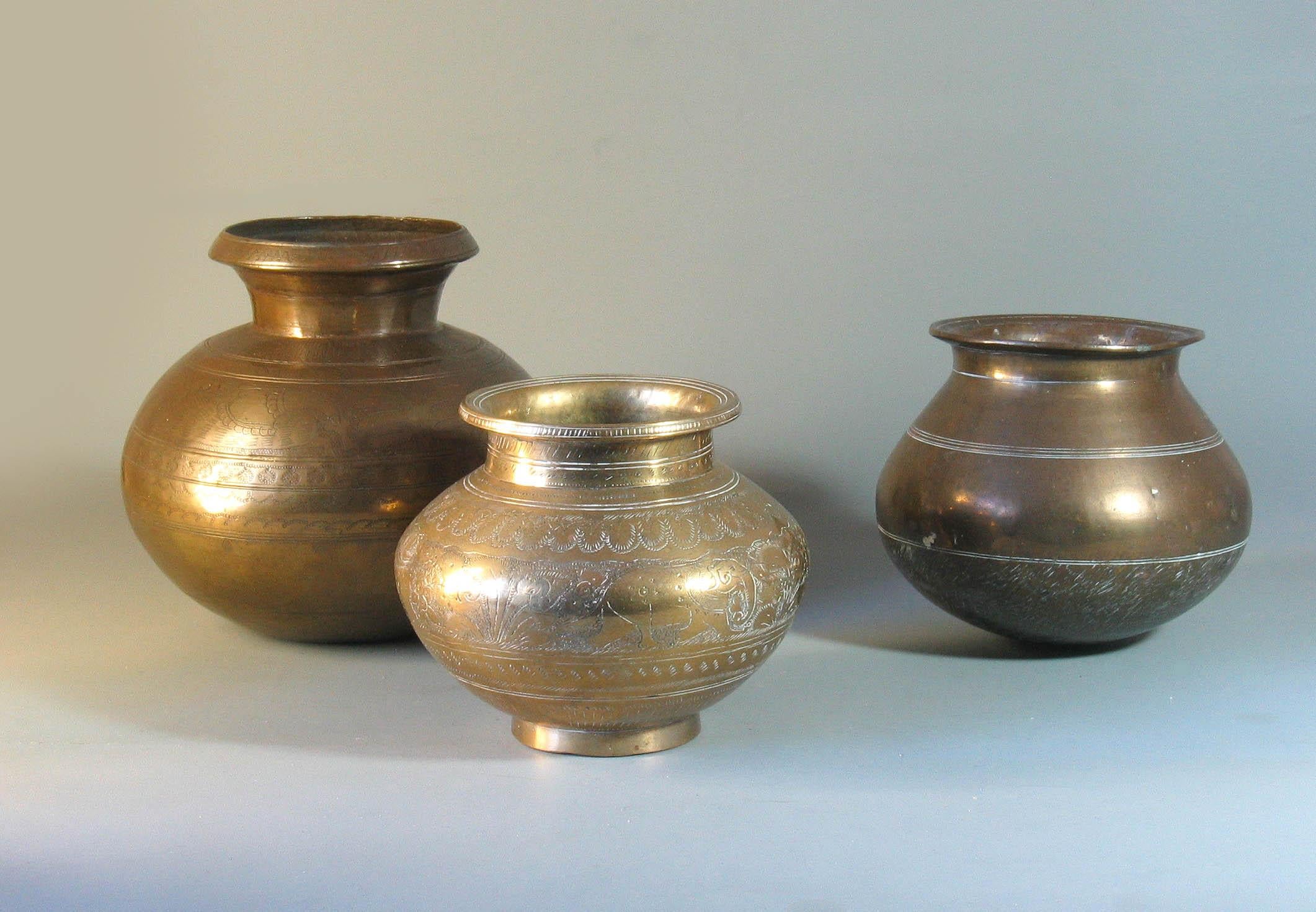 Gruppo di tre vasi in ottone Lotas Tanjore India del Sud in vendita 3
