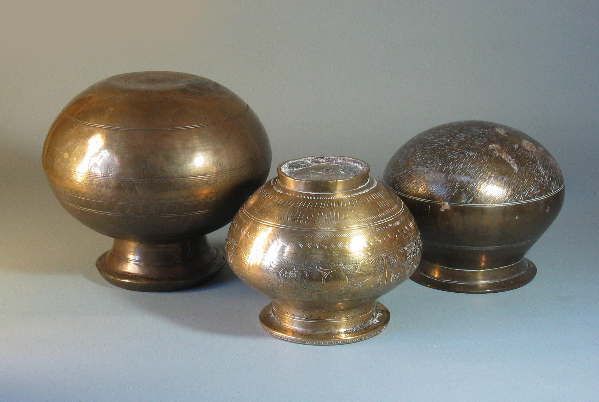 Fait main Groupe de trois vases en laiton Lotas Tanjore, Inde du Sud en vente