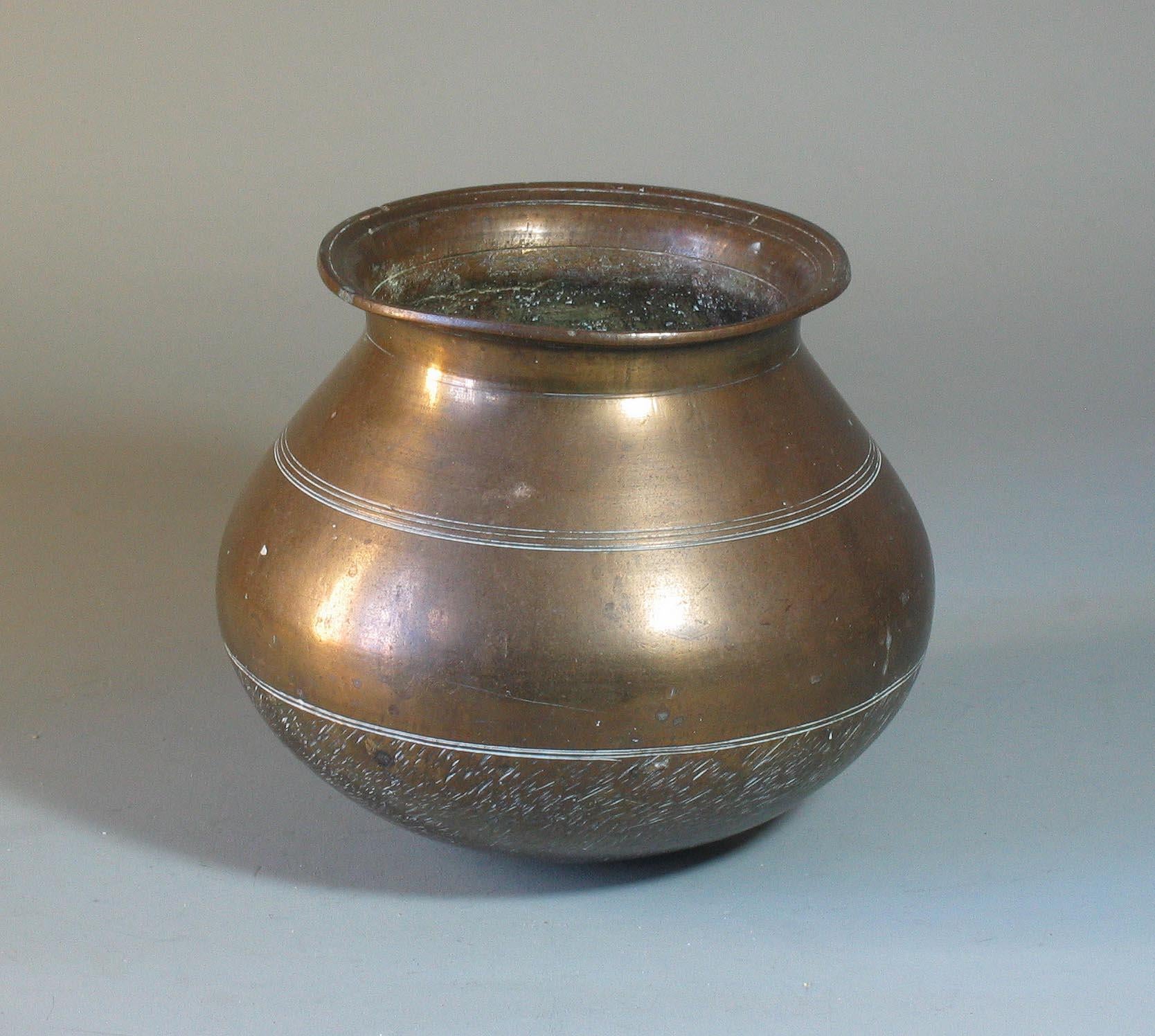 XIX secolo Gruppo di tre vasi in ottone Lotas Tanjore India del Sud in vendita
