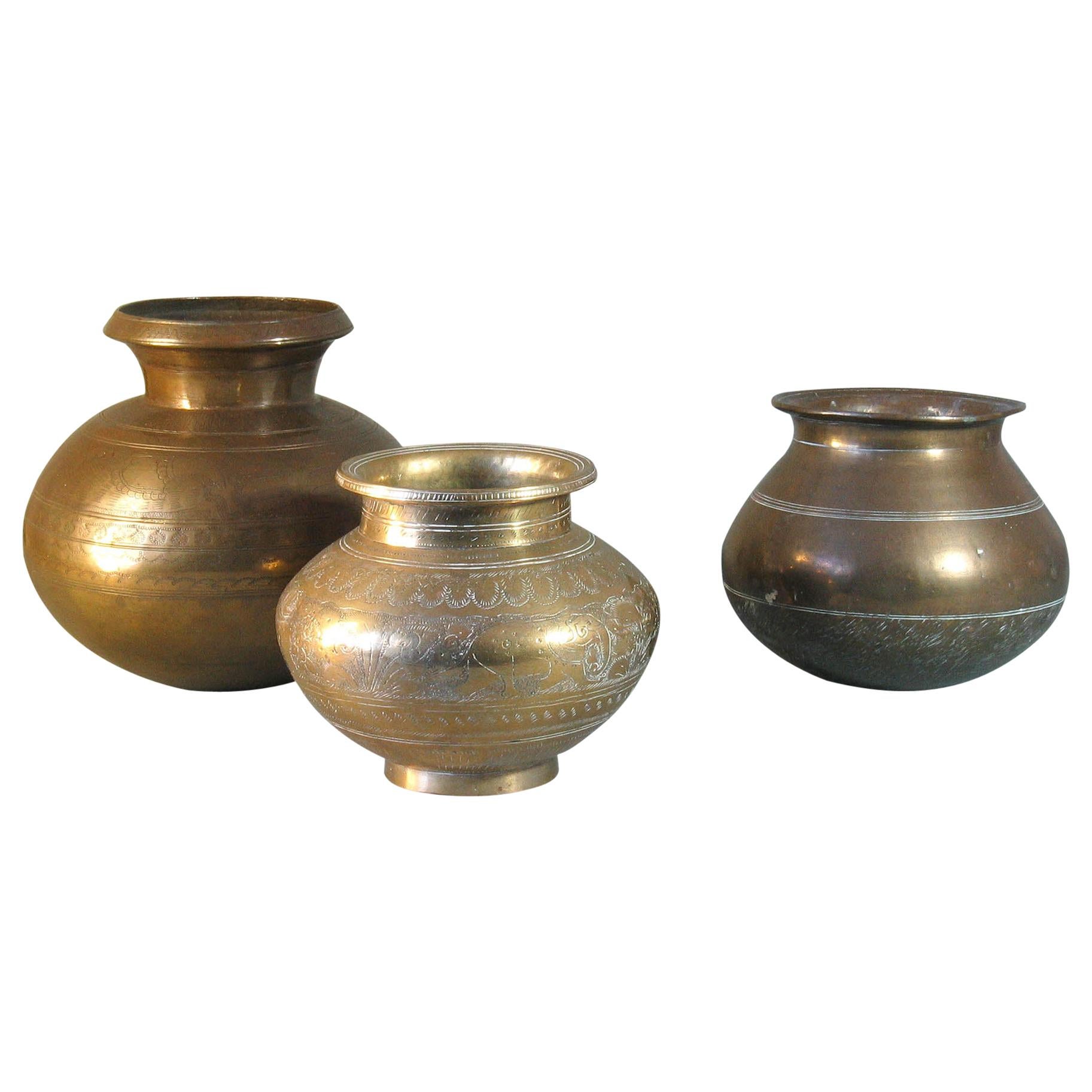 Groupe de trois vases en laiton Lotas Tanjore, Inde du Sud