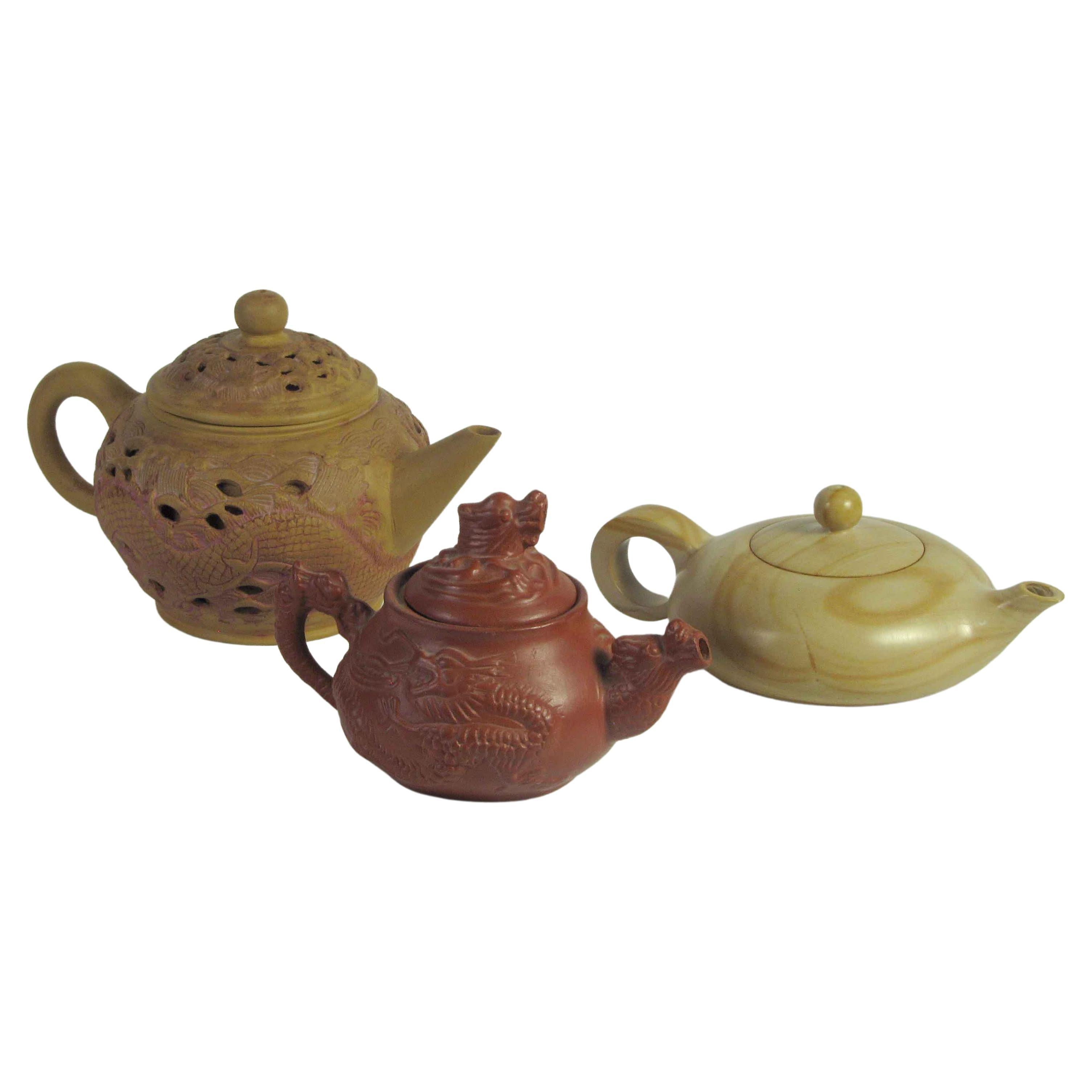  Gruppe von drei chinesischen Yixing- und Marmor-Teekannen China, 20. Jahrhundert 