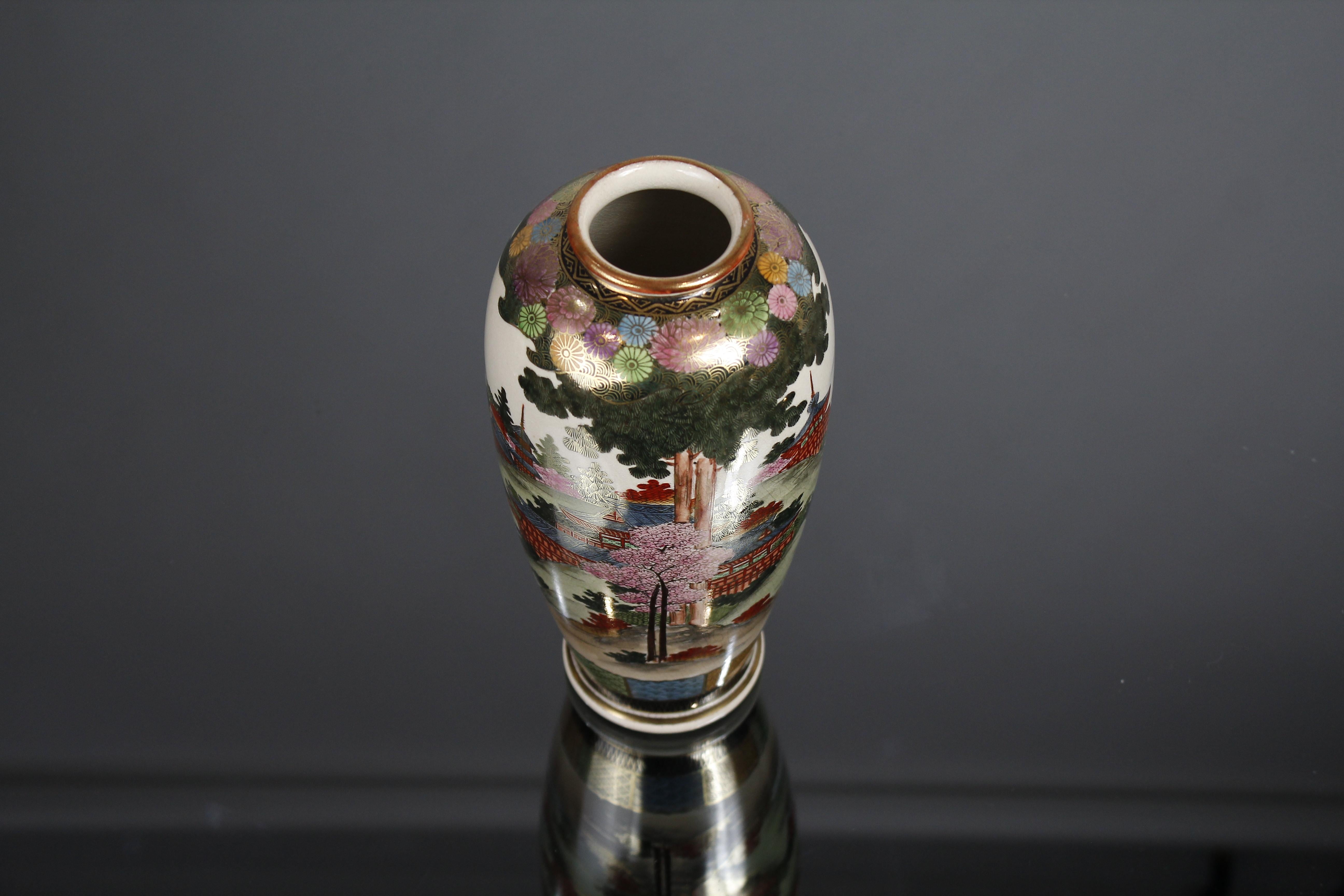 Group of Three Early 20th Century Satsuma Hand Painted Polychrome Vases In Good Condition For Sale In Carpi, Modena