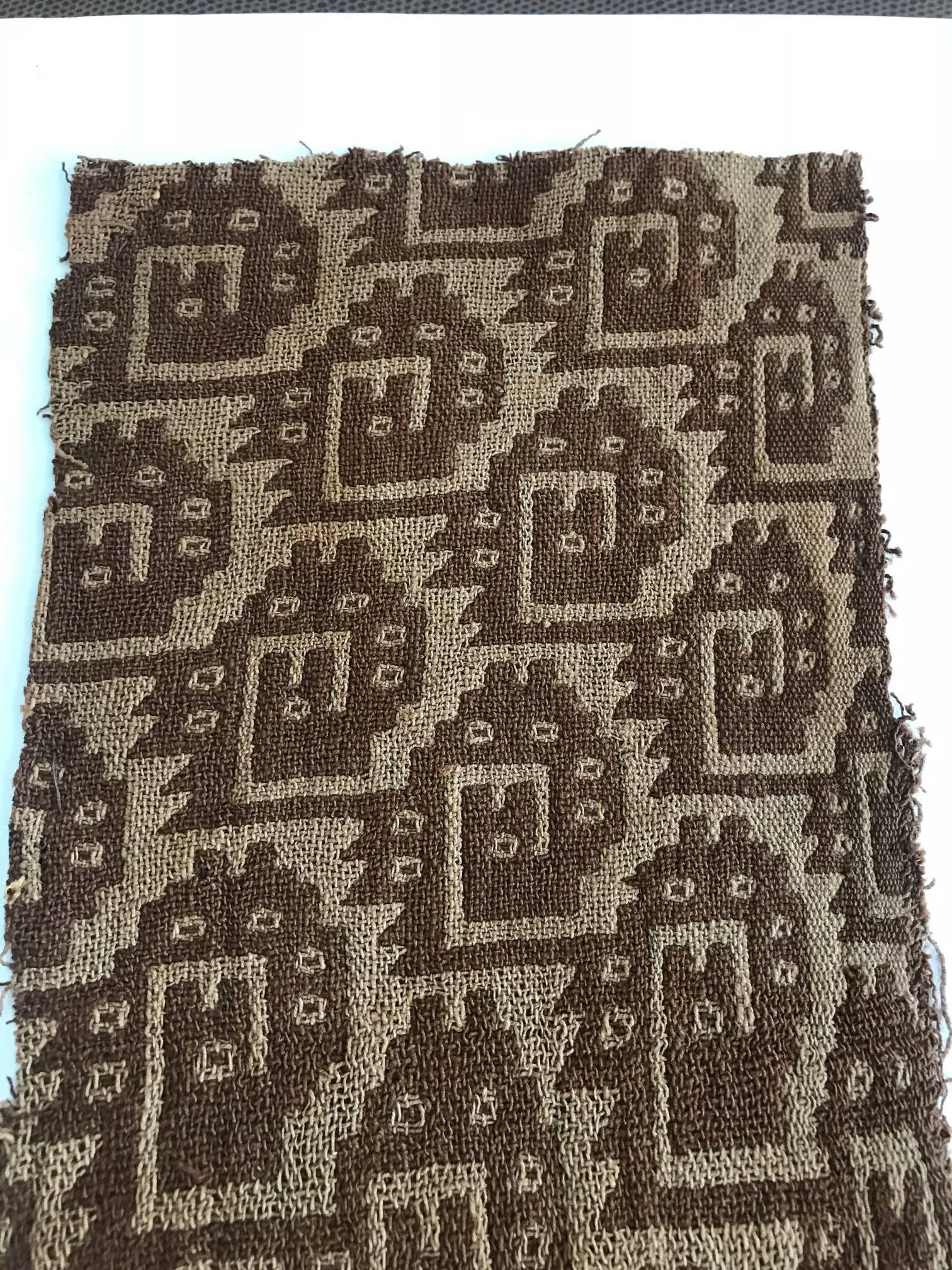 Gruppe von drei gerahmten präkolumbianischen Textilfragmenten (18. Jahrhundert und früher) im Angebot