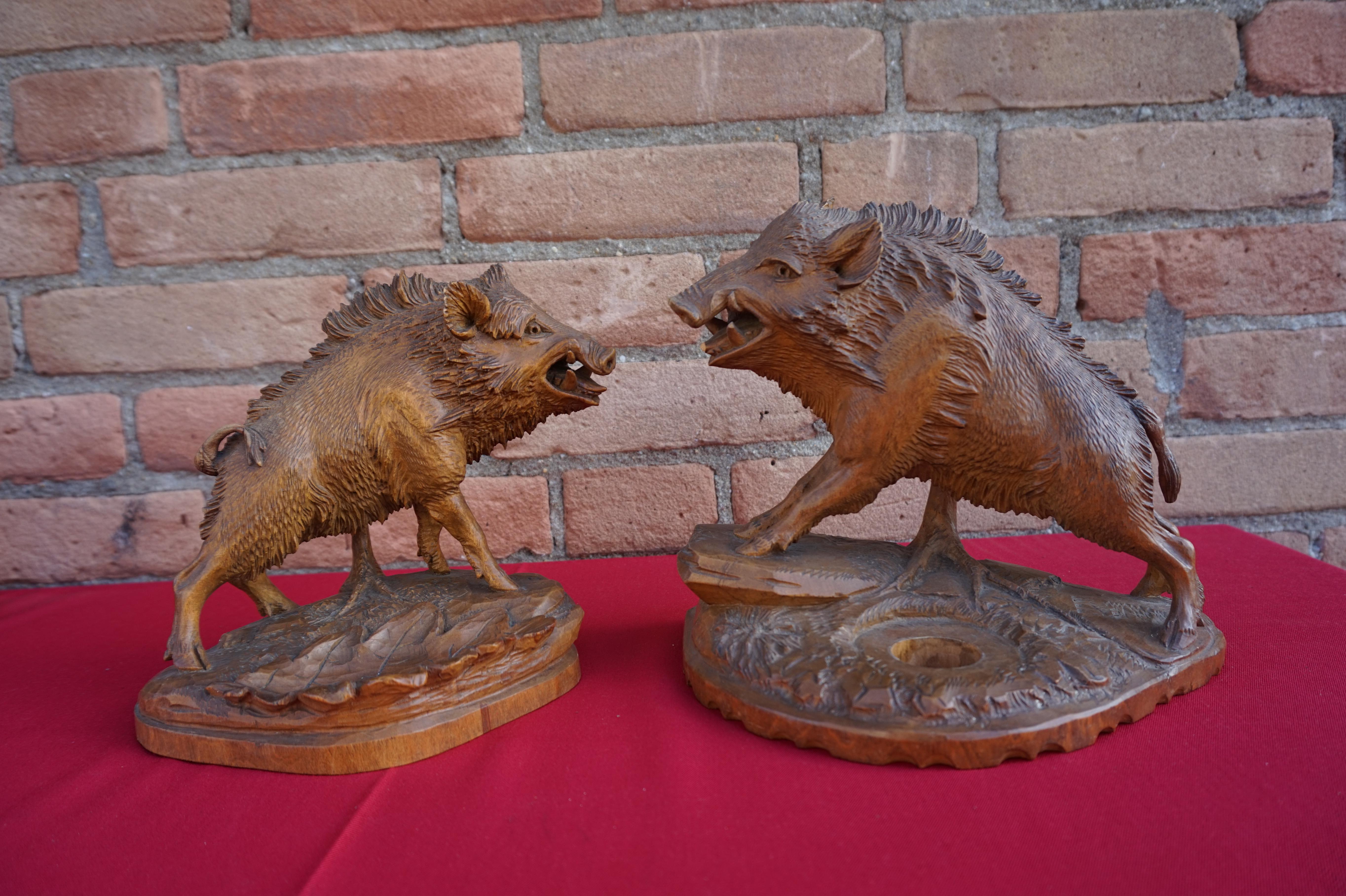 Rare groupe de trois sculptures de la Forêt Noire.

Nous achetons et vendons des antiquités rares depuis un certain temps déjà, mais nous n'avions jamais vu plus d'un sanglier de la Forêt-Noire en même temps. Comme vous pouvez le constater, nous